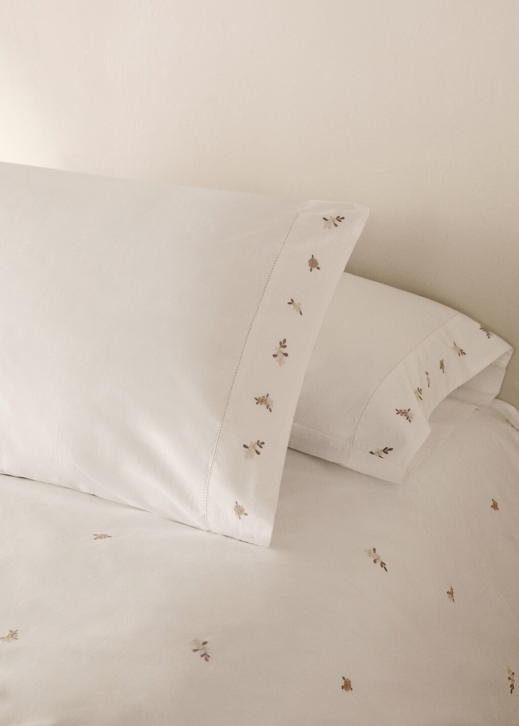 Percale cotton pillowcase with embroidered flower 45x110 cm
