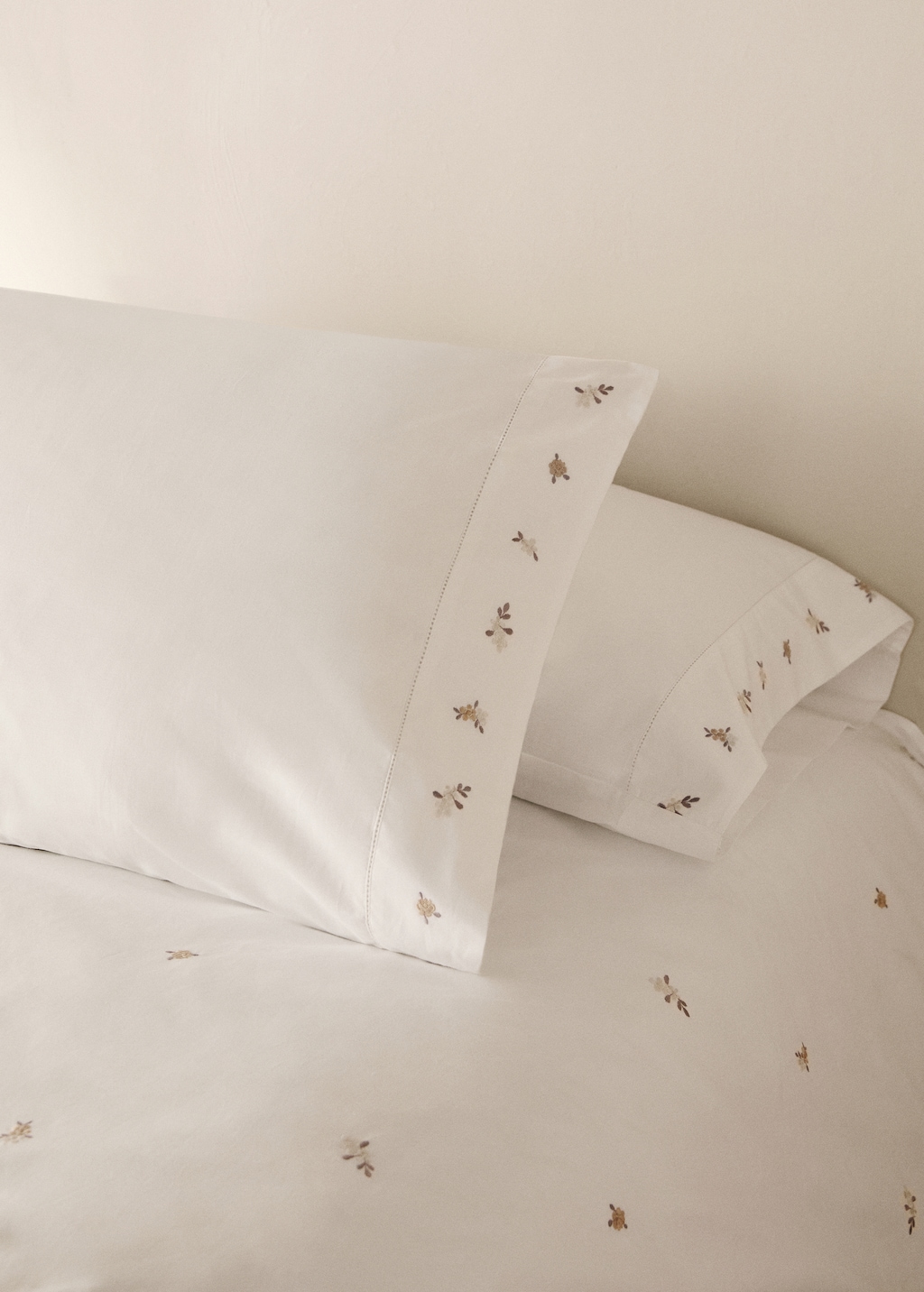 Percale cotton pillowcase with embroidered flower 45x110 cm
