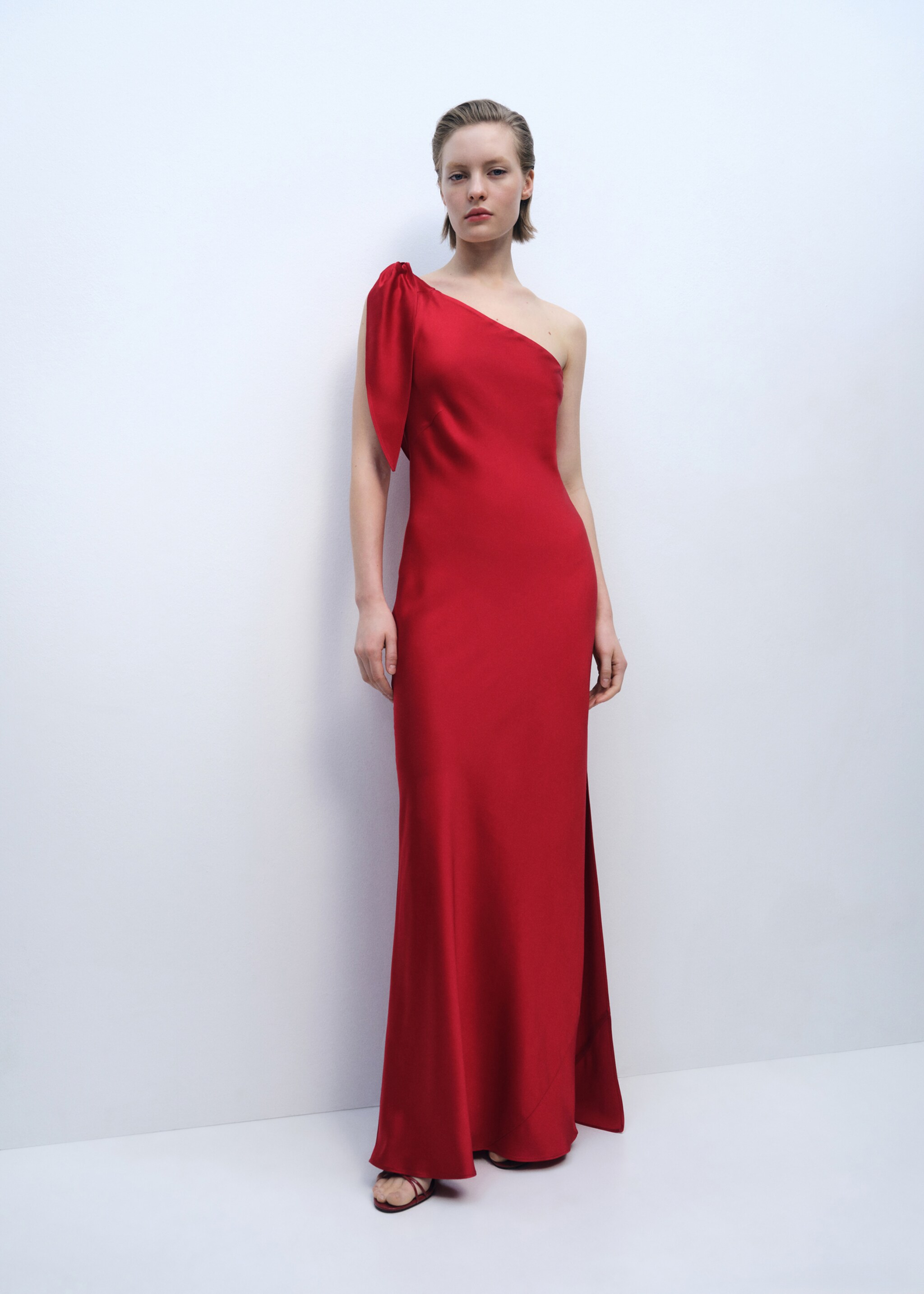 Vestido satinado lazada - Plano general