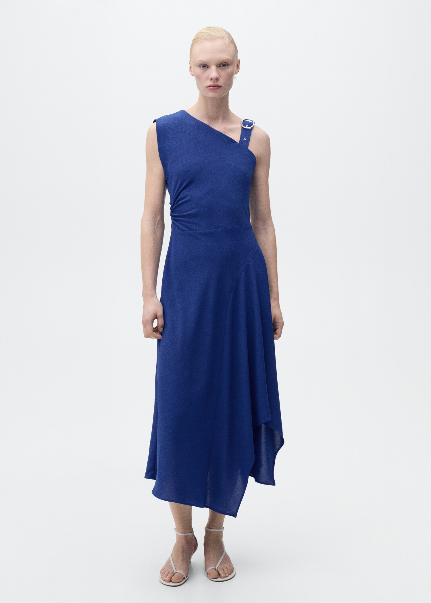 Robe asymétrique à bretelles et boucle - Plan général