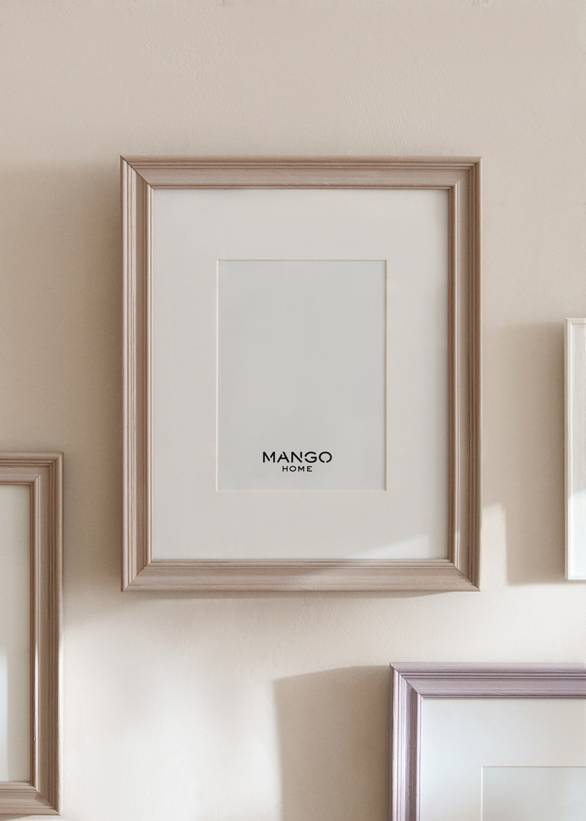 Large wooden passe-partout frame - General plane, Off White. Ref: 87017713-00.