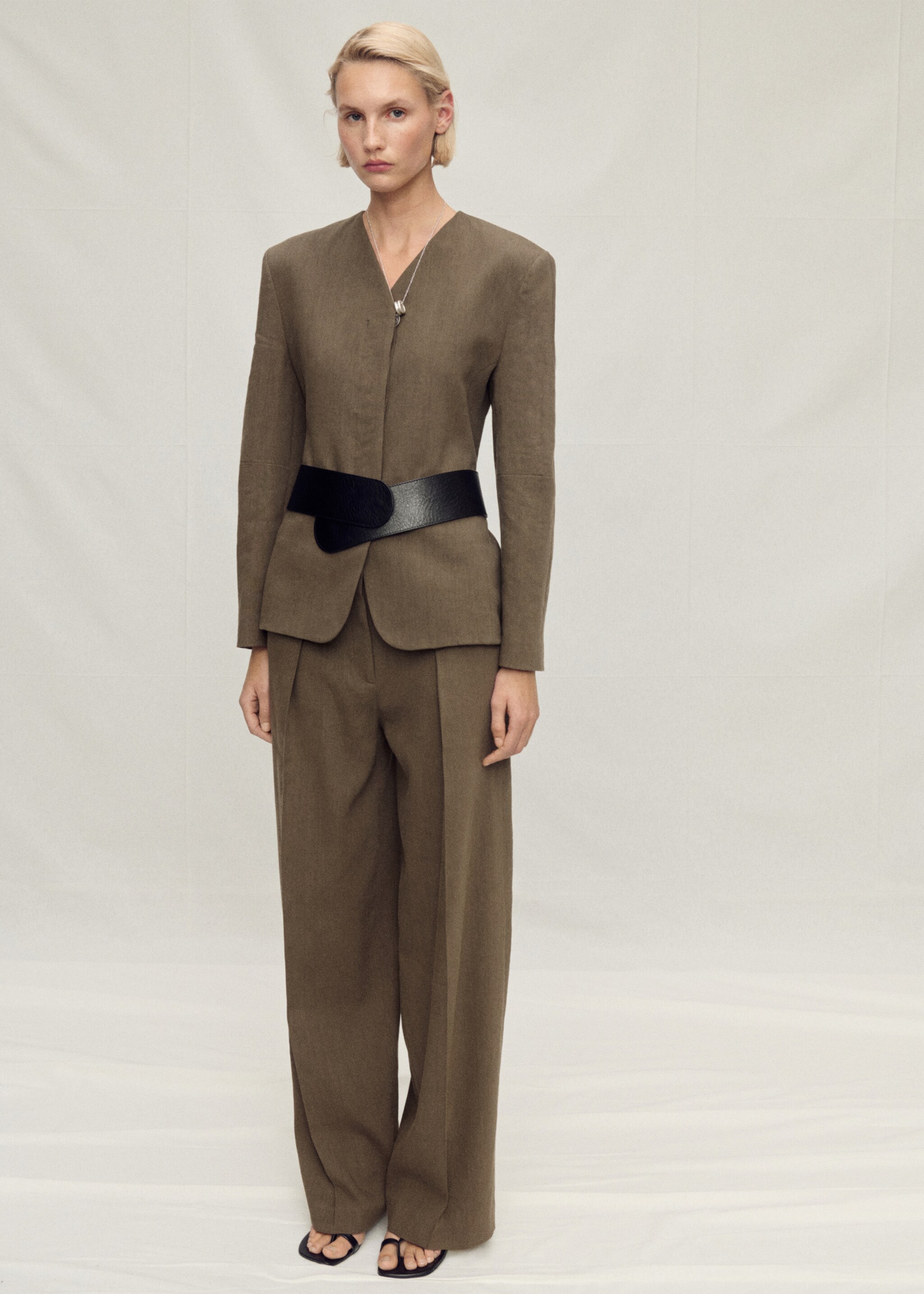 Seamless linen suit trousers - General plane