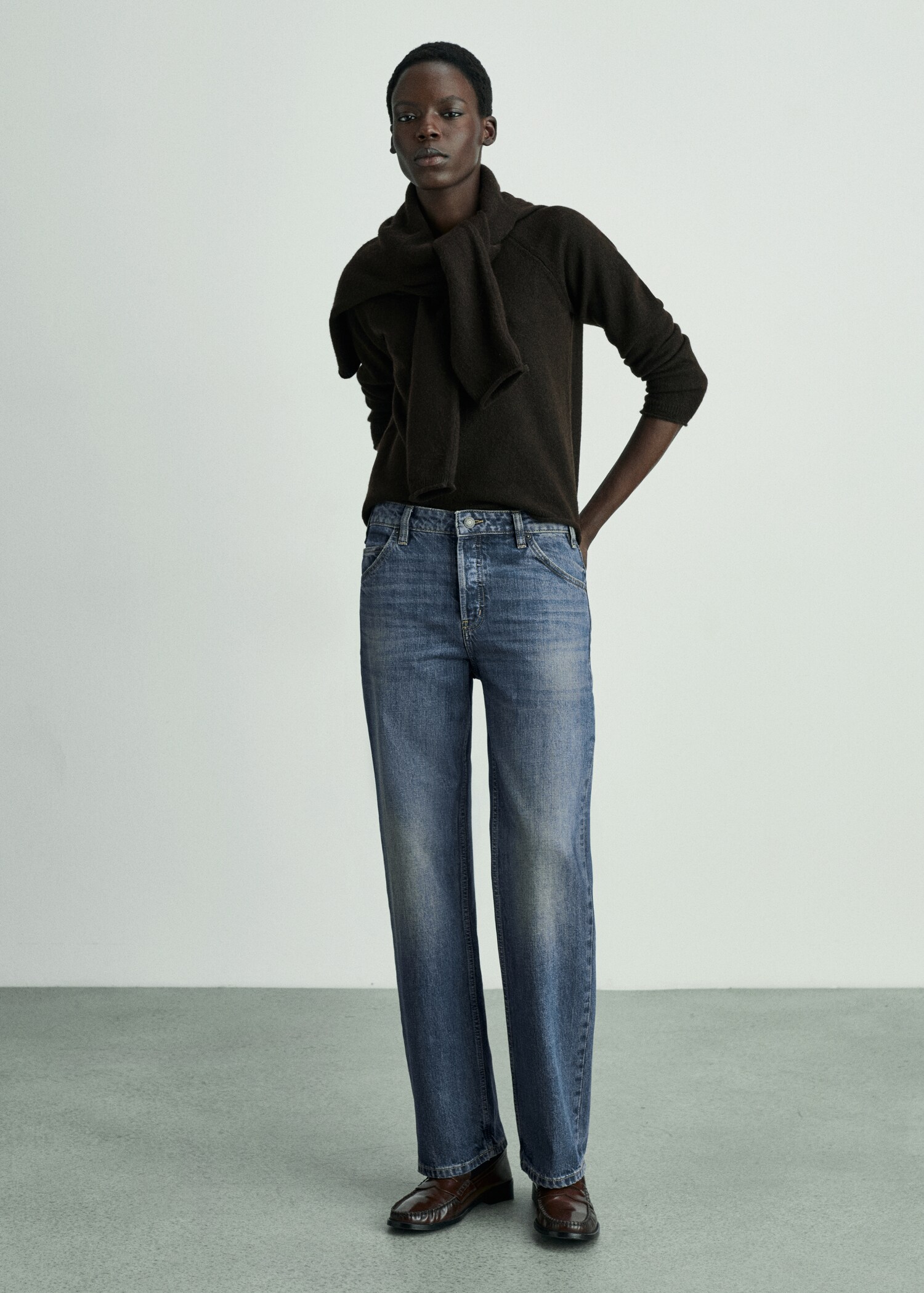 Jeans retos com cintura de altura média - Plano geral