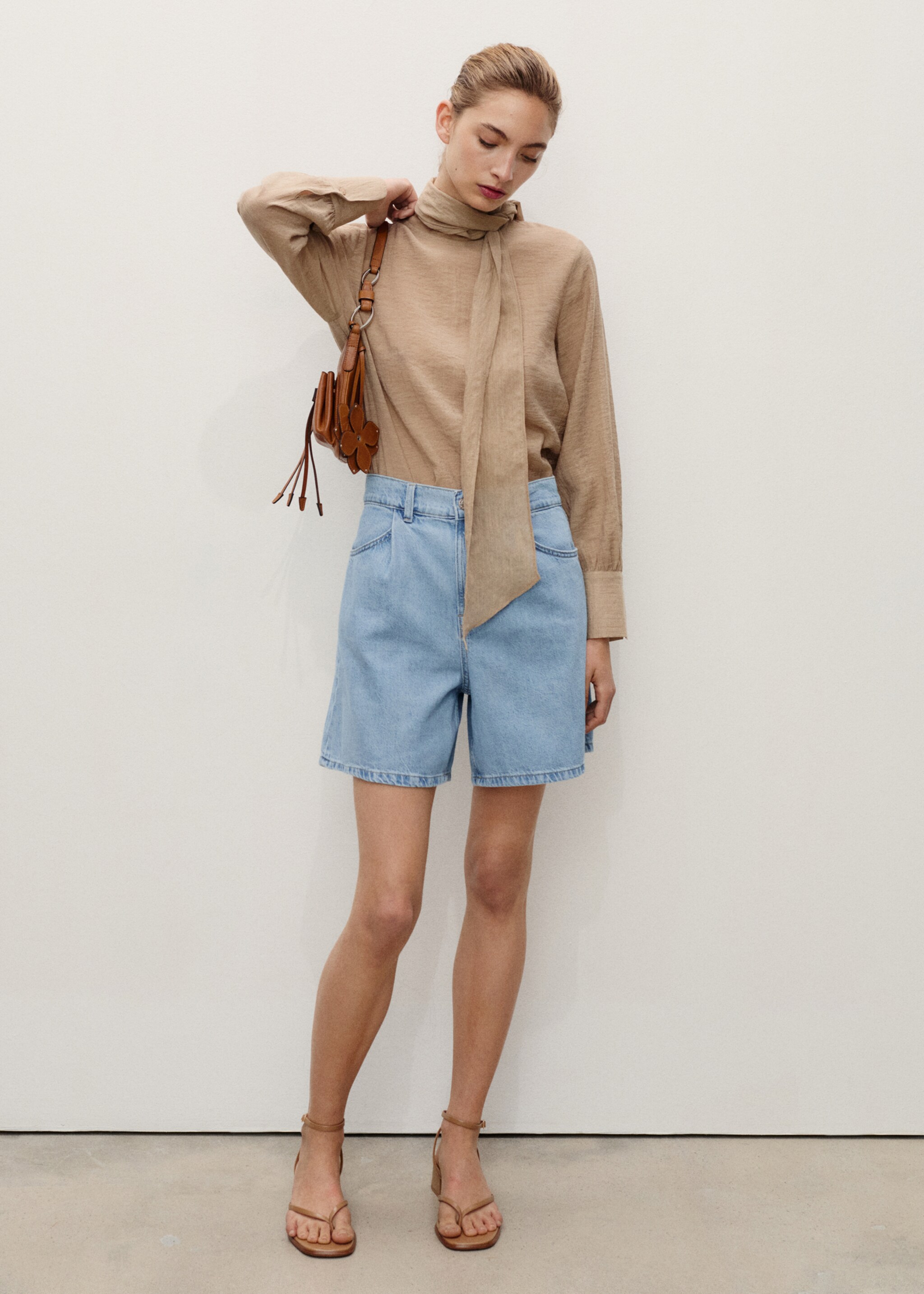 Bermudas denim tiro alto pinzas - Plano general