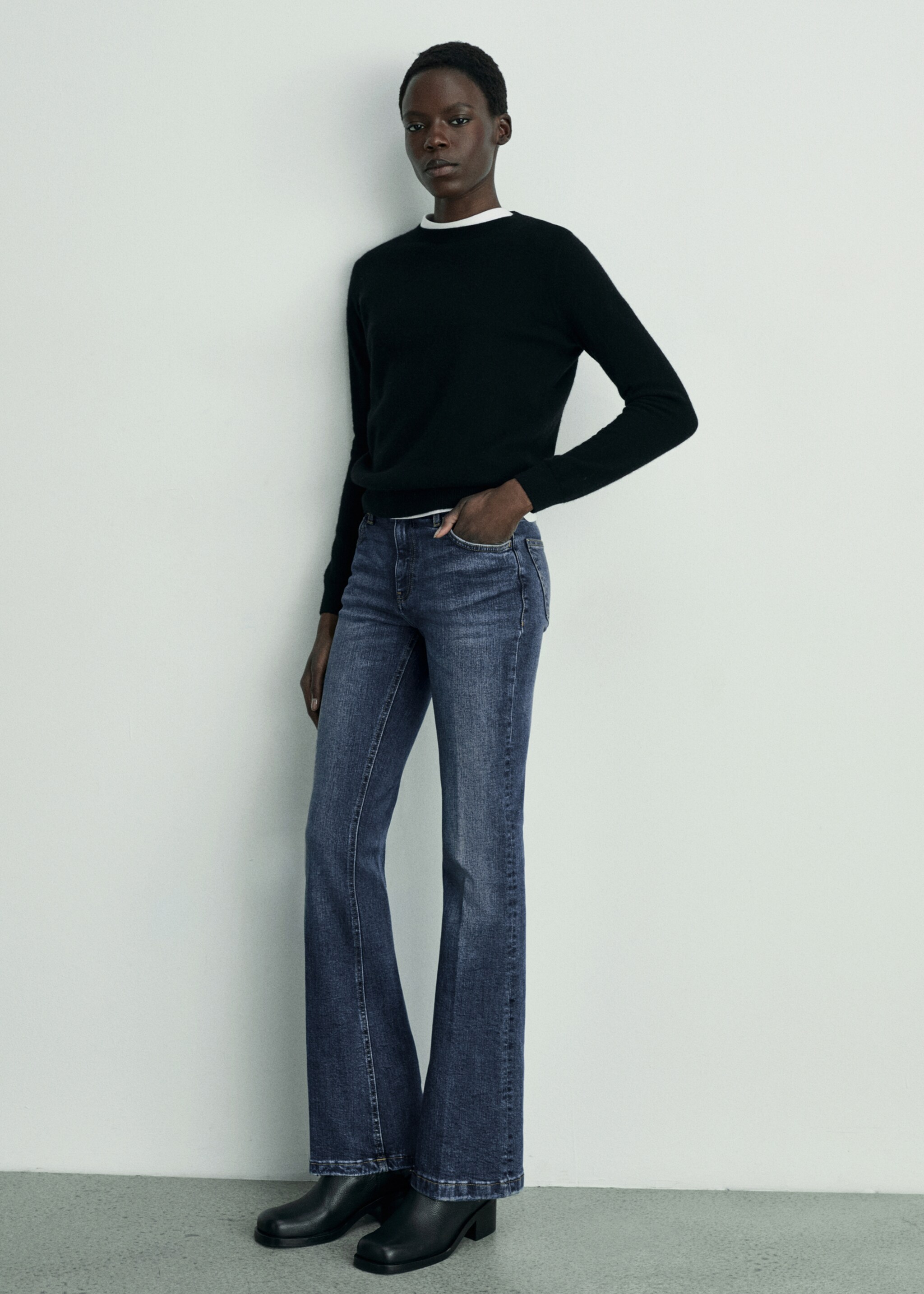 Low-rise flared jeans - General plane