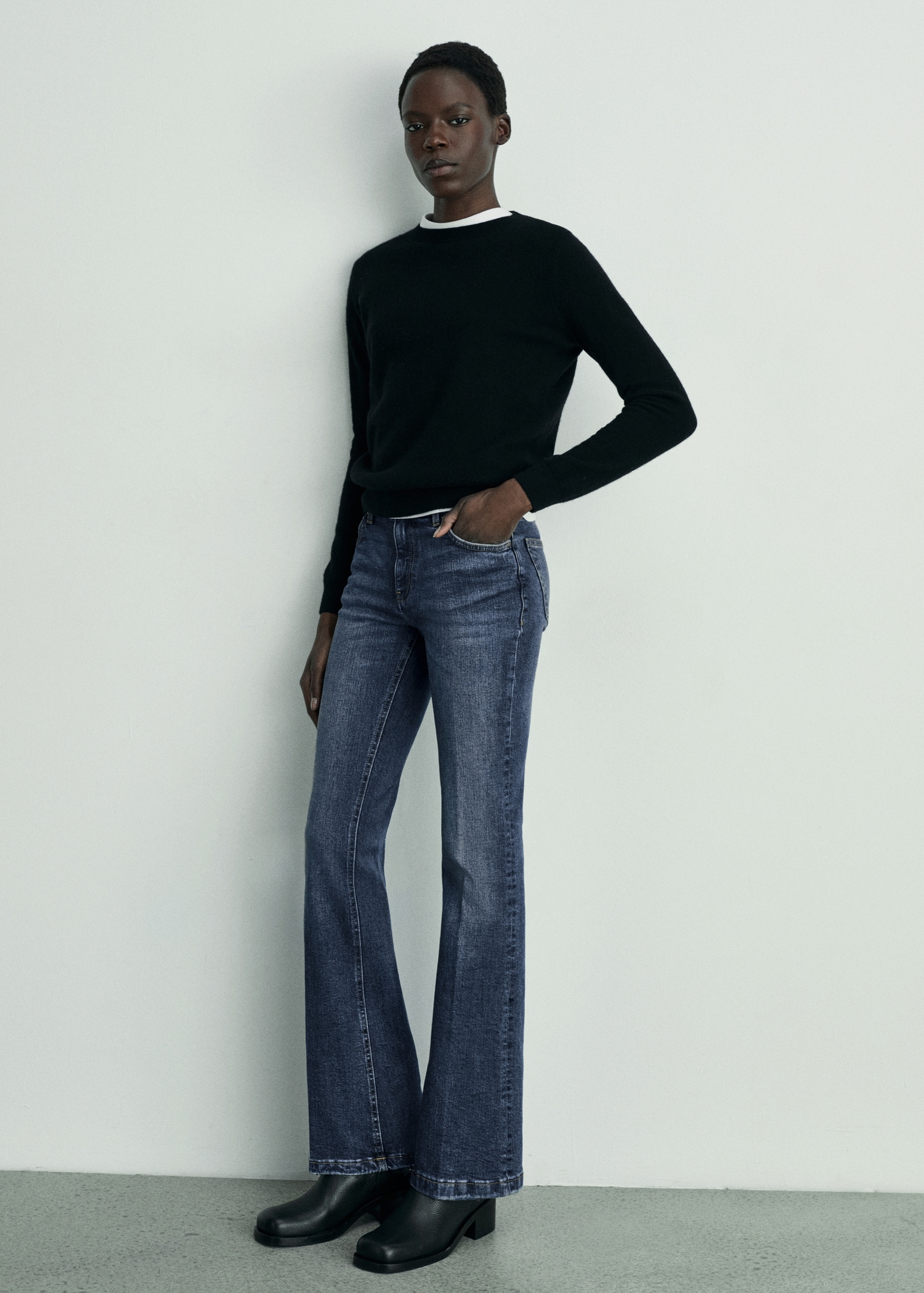 Low-rise flared jeans - Women | MANGO USA