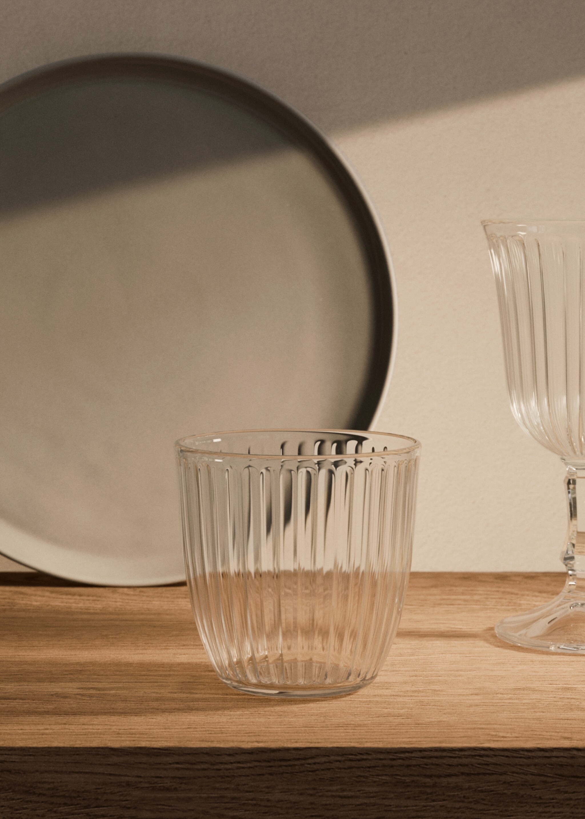 Glass with embossed detail - General plane