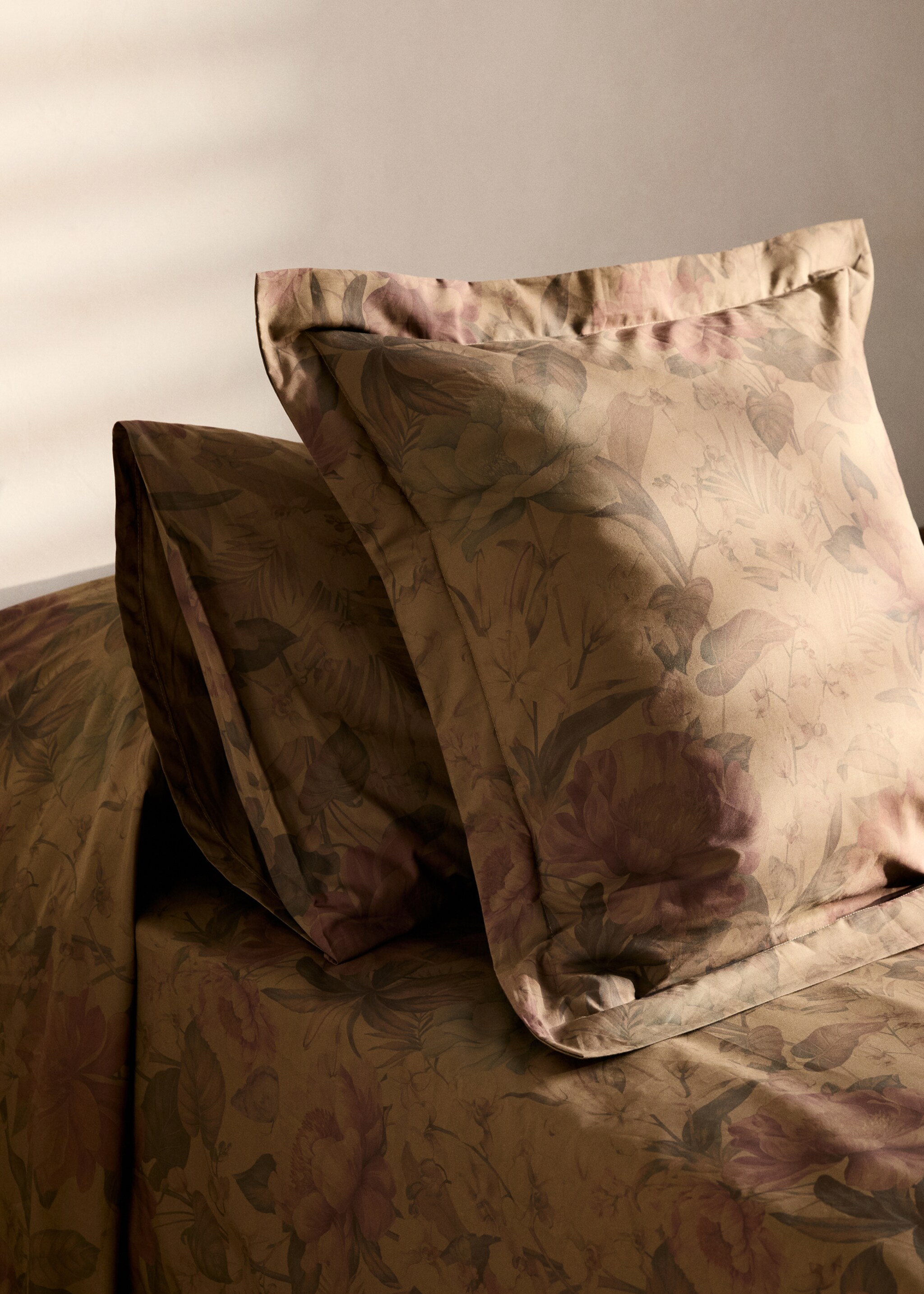 Deux taies d'oreiller en percale de coton imprimé fleuri multicolore 50x75 cm - Plan général