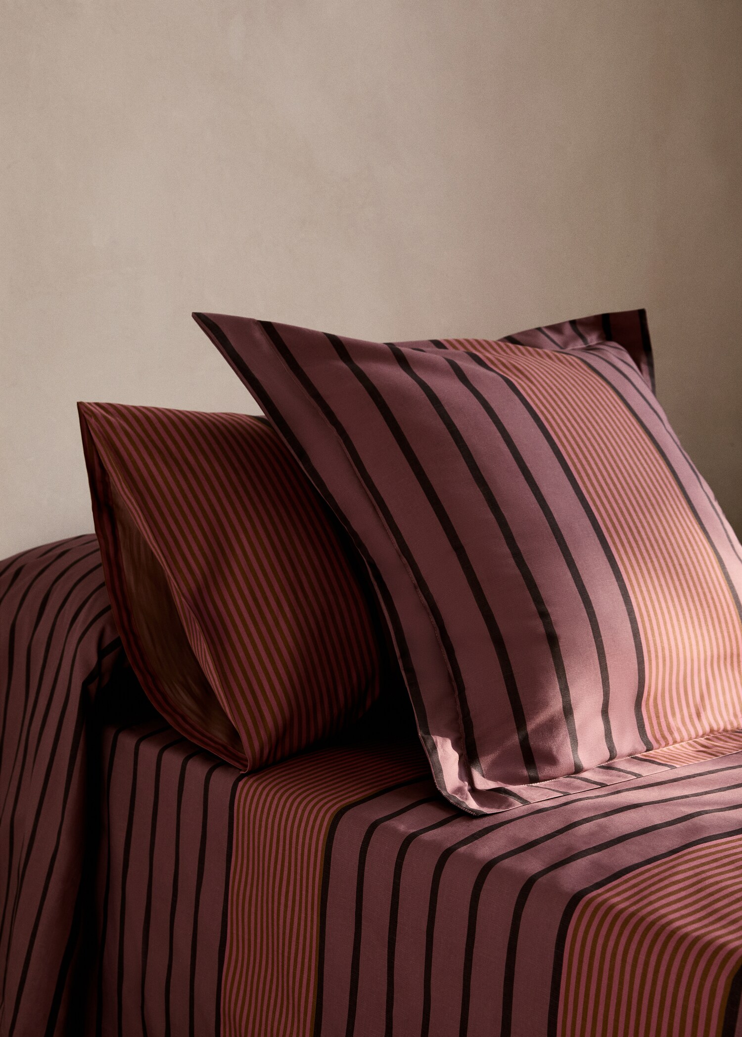 Deux taies d'oreiller en percale de coton rayures multiples 60x60 cm - Plan général