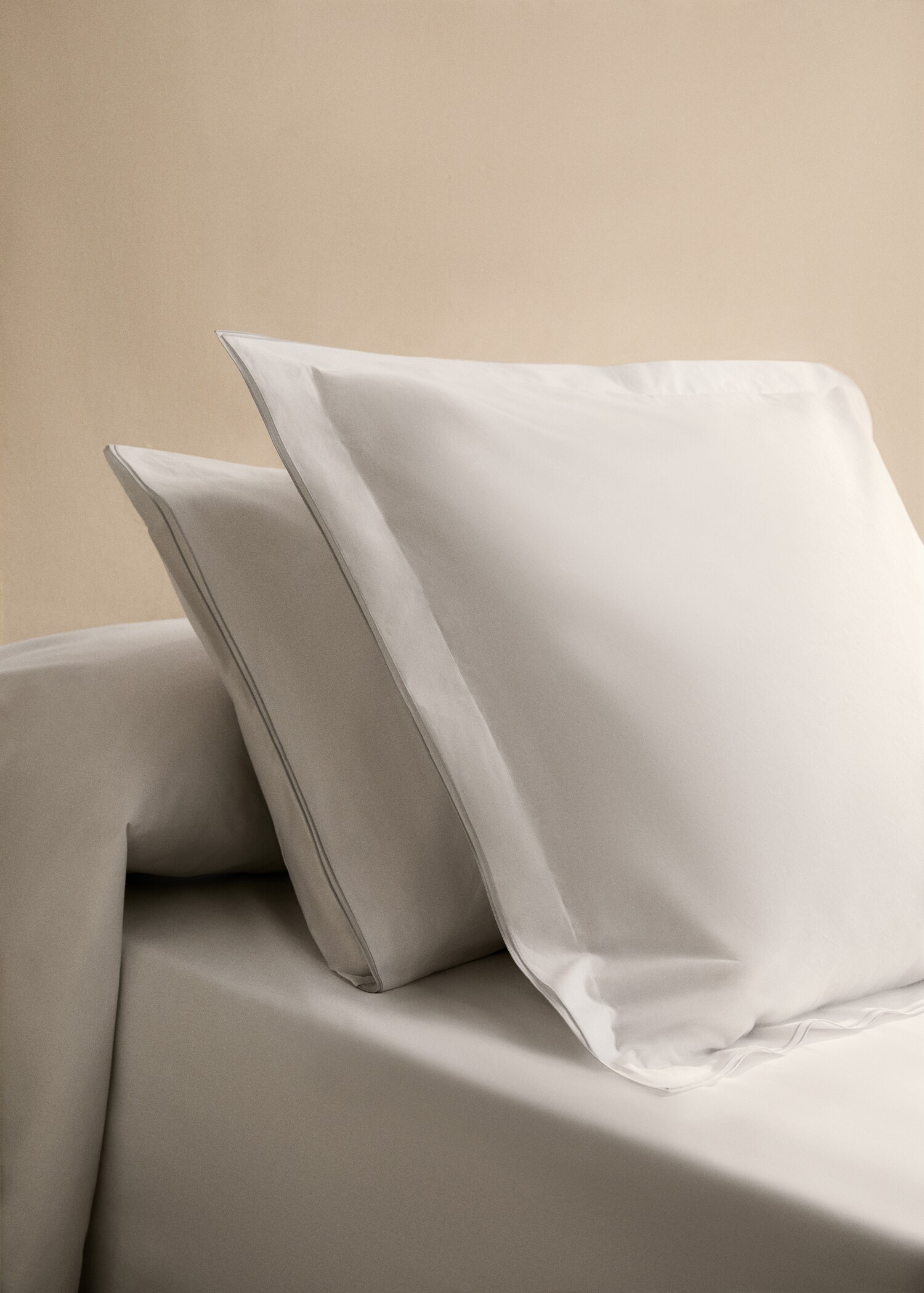 Deux taies d'oreiller percale de coton double overlock 60x60 cm - Plan général