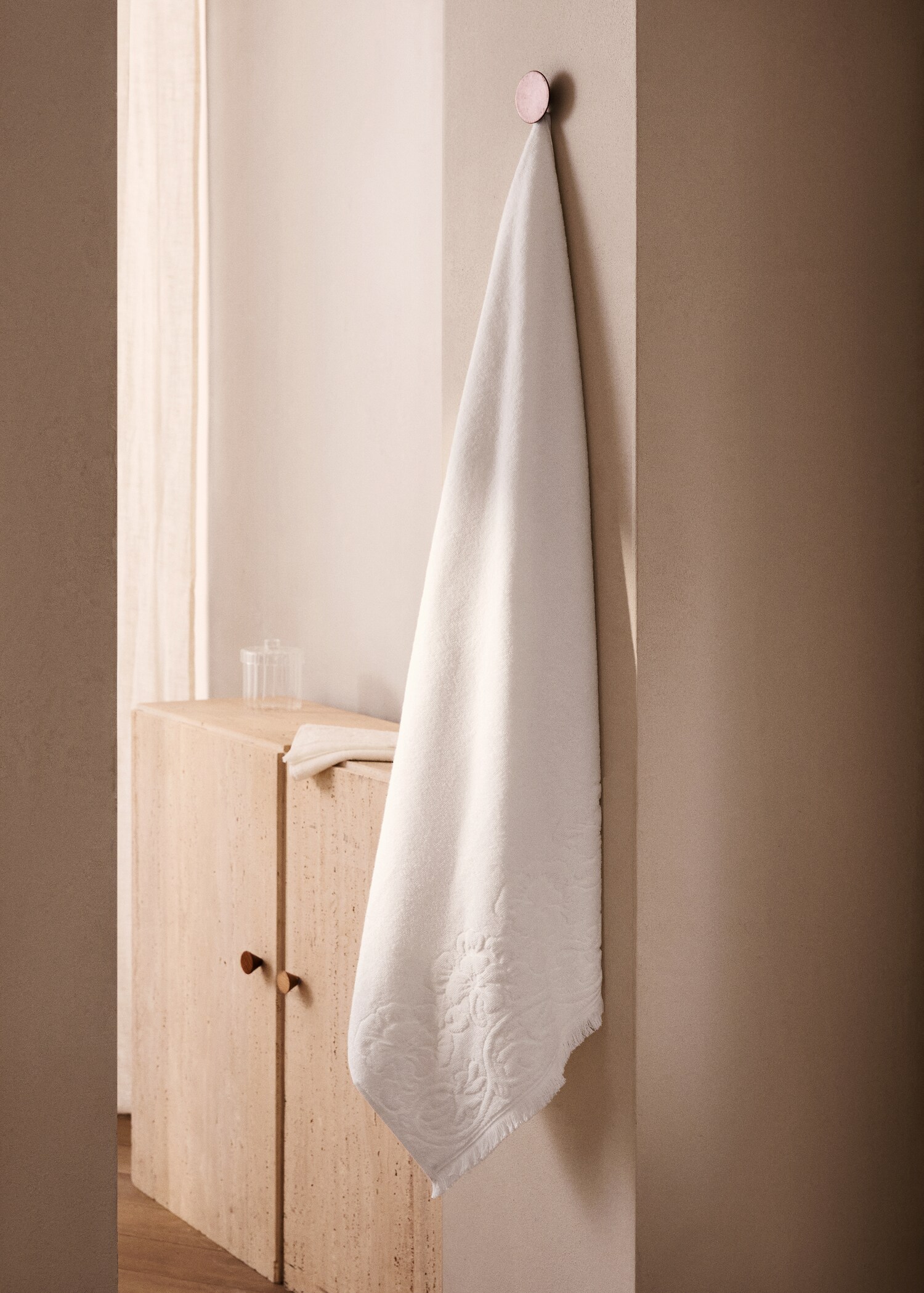 Bath towel with floral trim - General plane