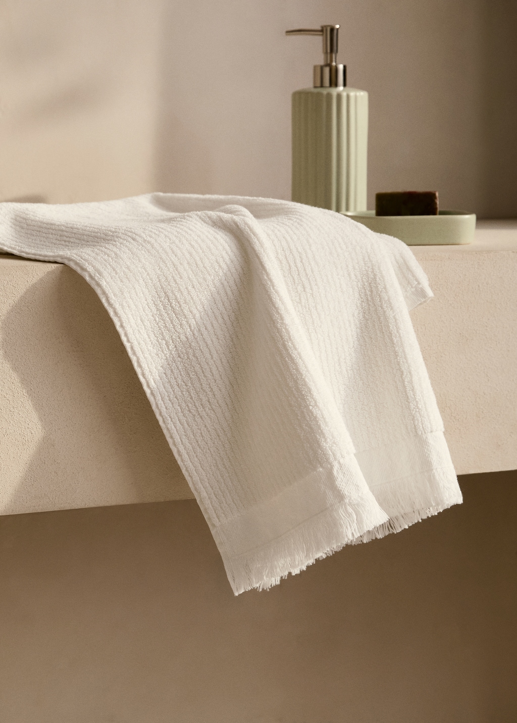Stripe-embossed washbasin towel with fringes