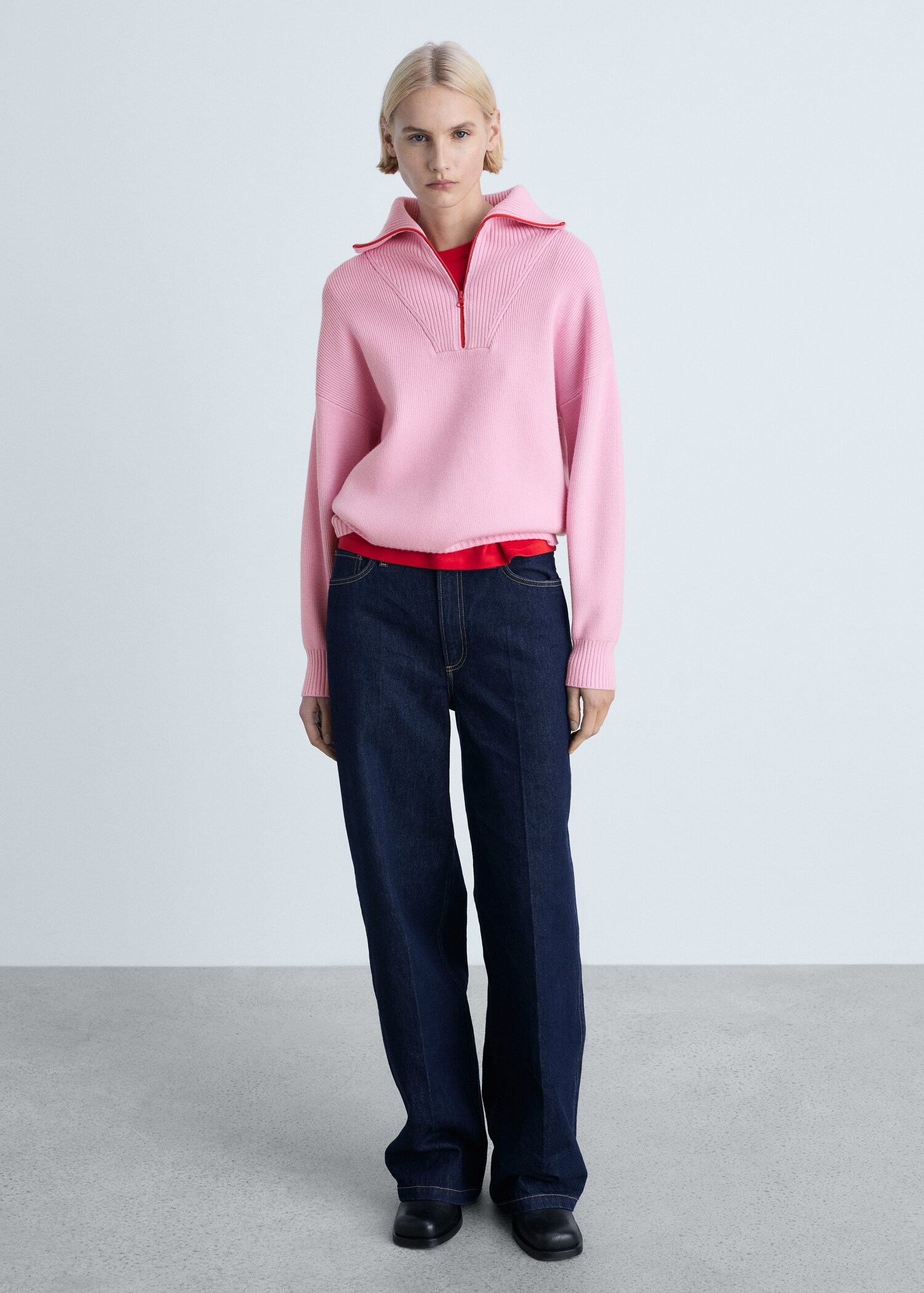 Contrasting knitted sweater with zip - General plane
