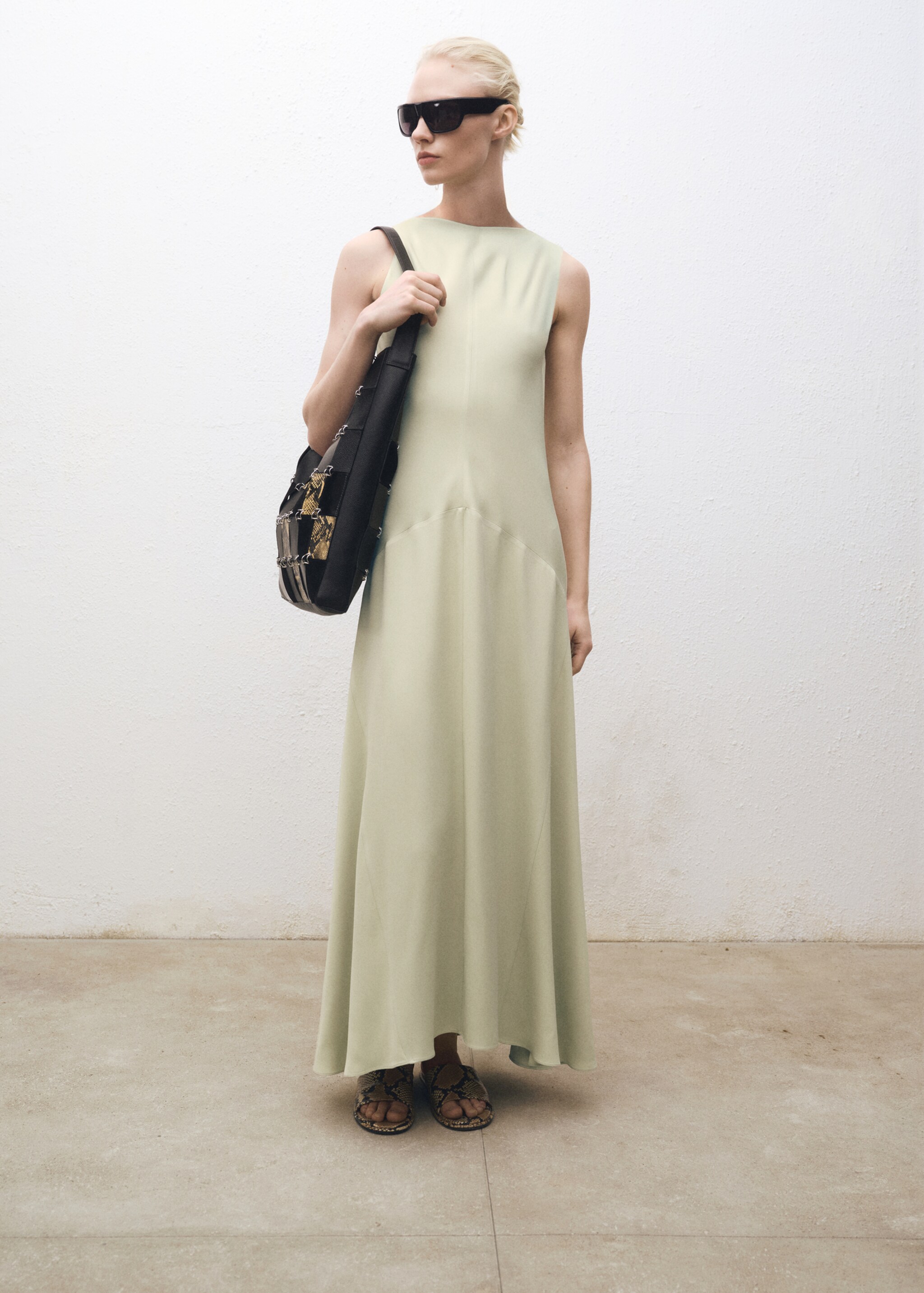 Satin dress with back opening - General plane