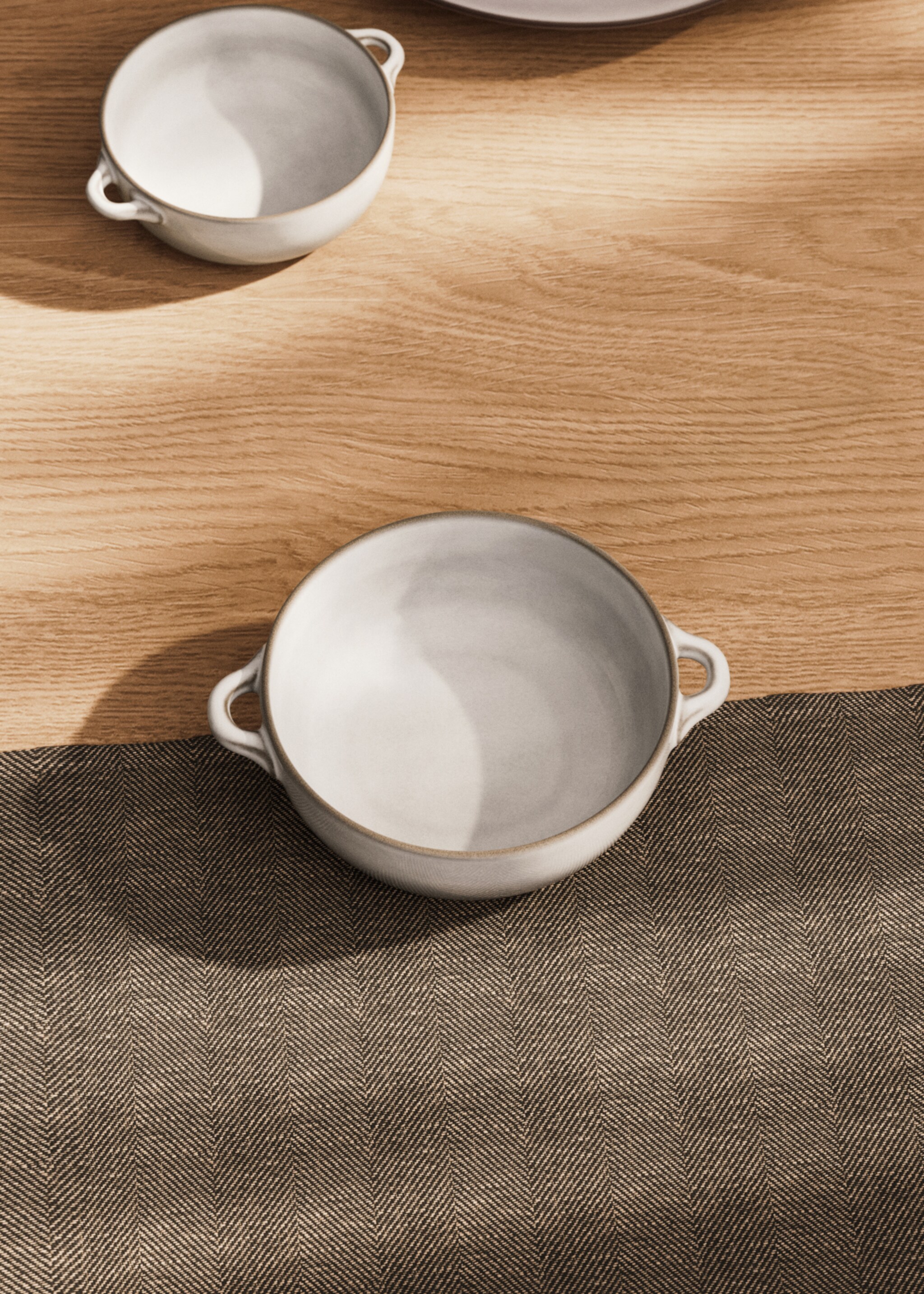 Medium stoneware casserole bowl with contrasting rim - General plane