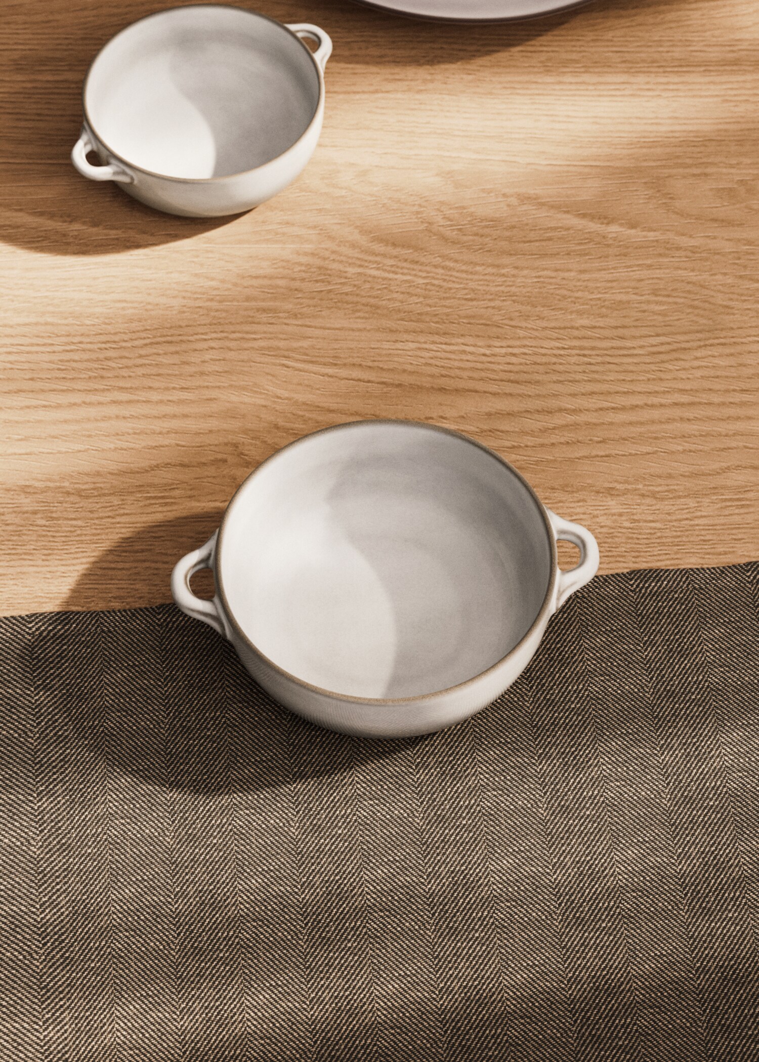 Medium stoneware casserole bowl with contrasting rim - General plane
