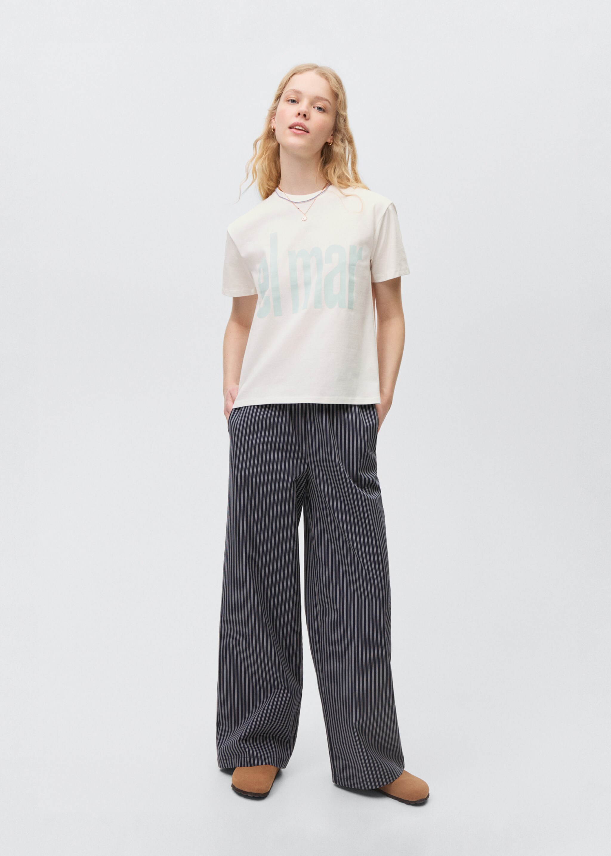 Tricou din bumbac cu mesaj - Plan general