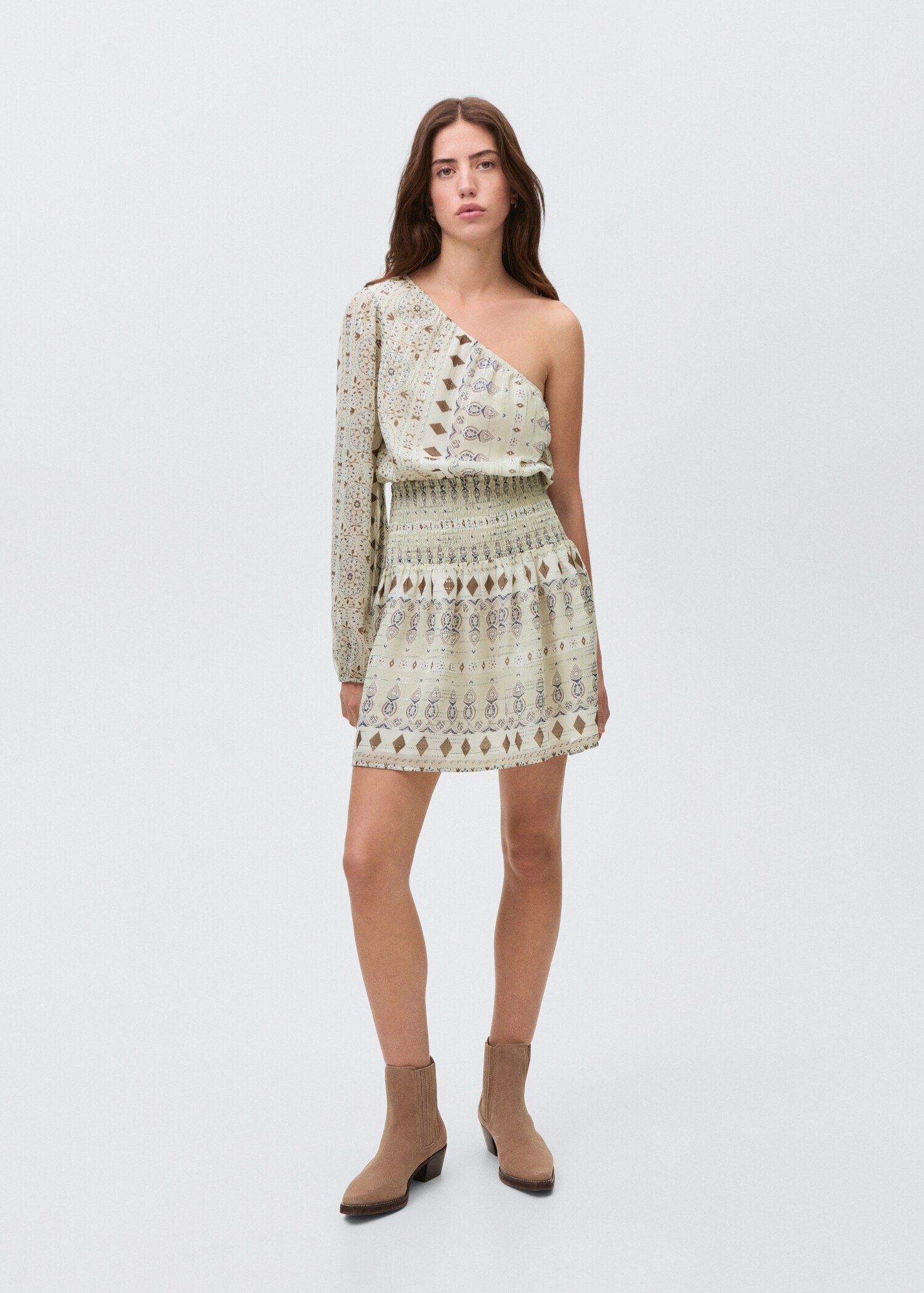 Robe courte asymétrique - Plan général