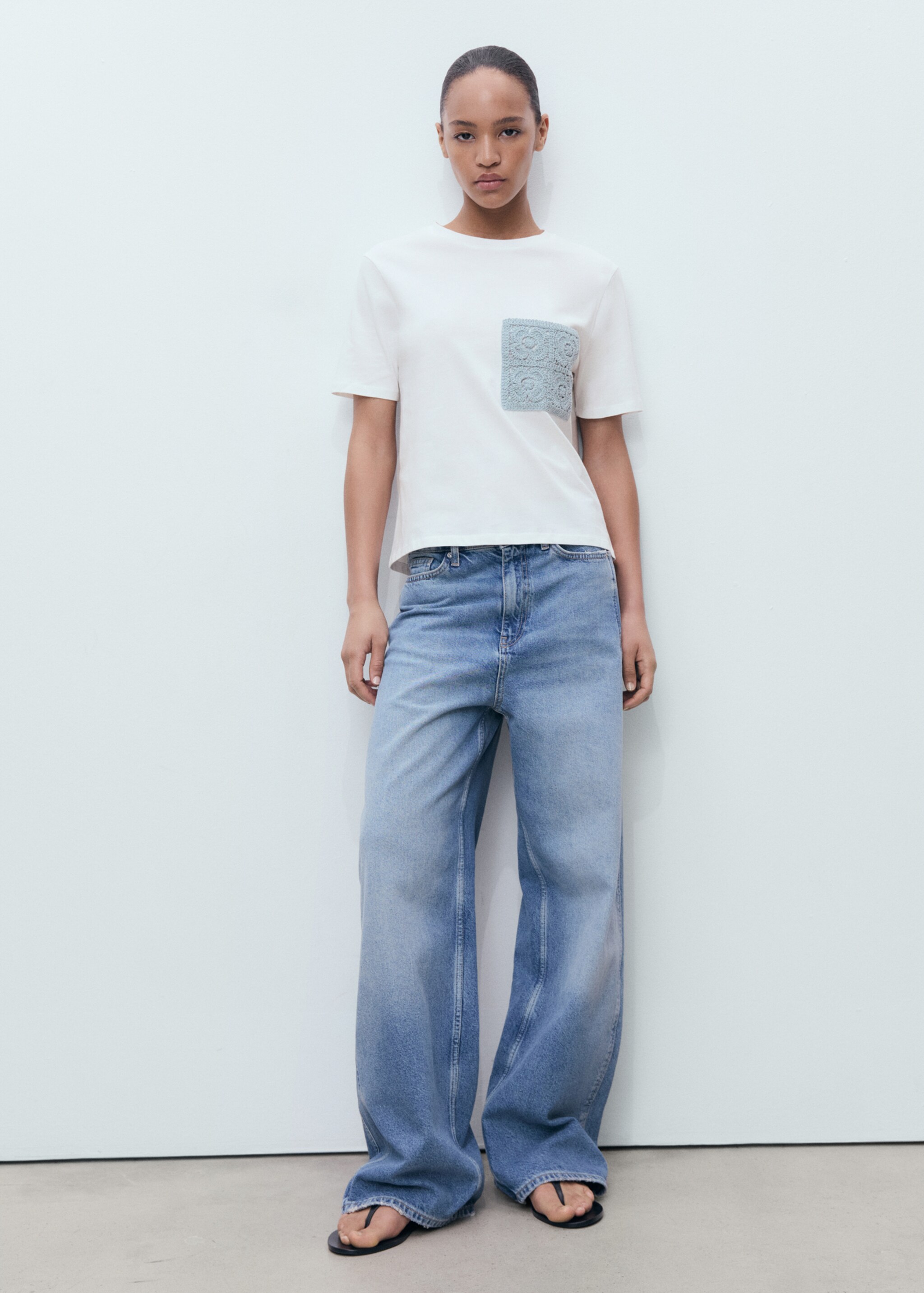 Short-sleeved t-shirt with crochet pocket - General plane