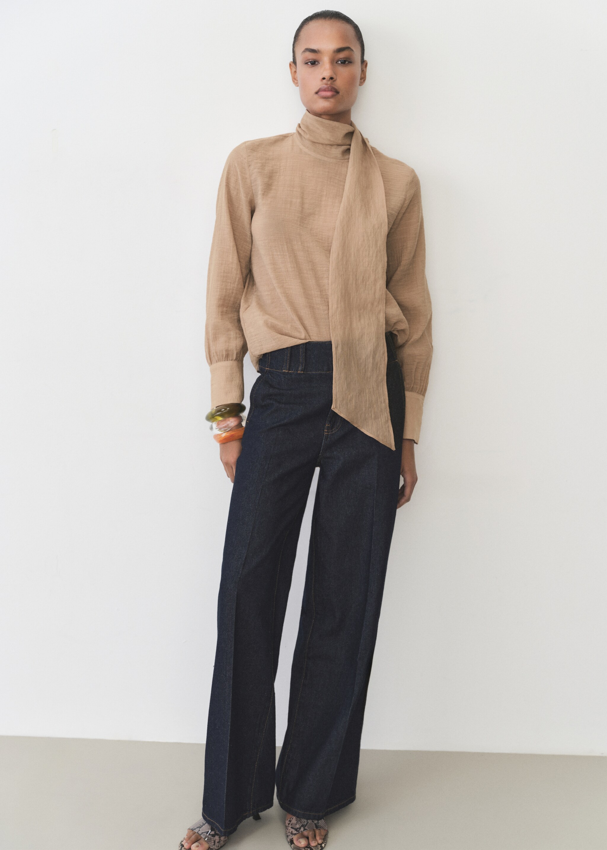 Texturierte Bluse mit Schleife - Allgemeine Ansicht