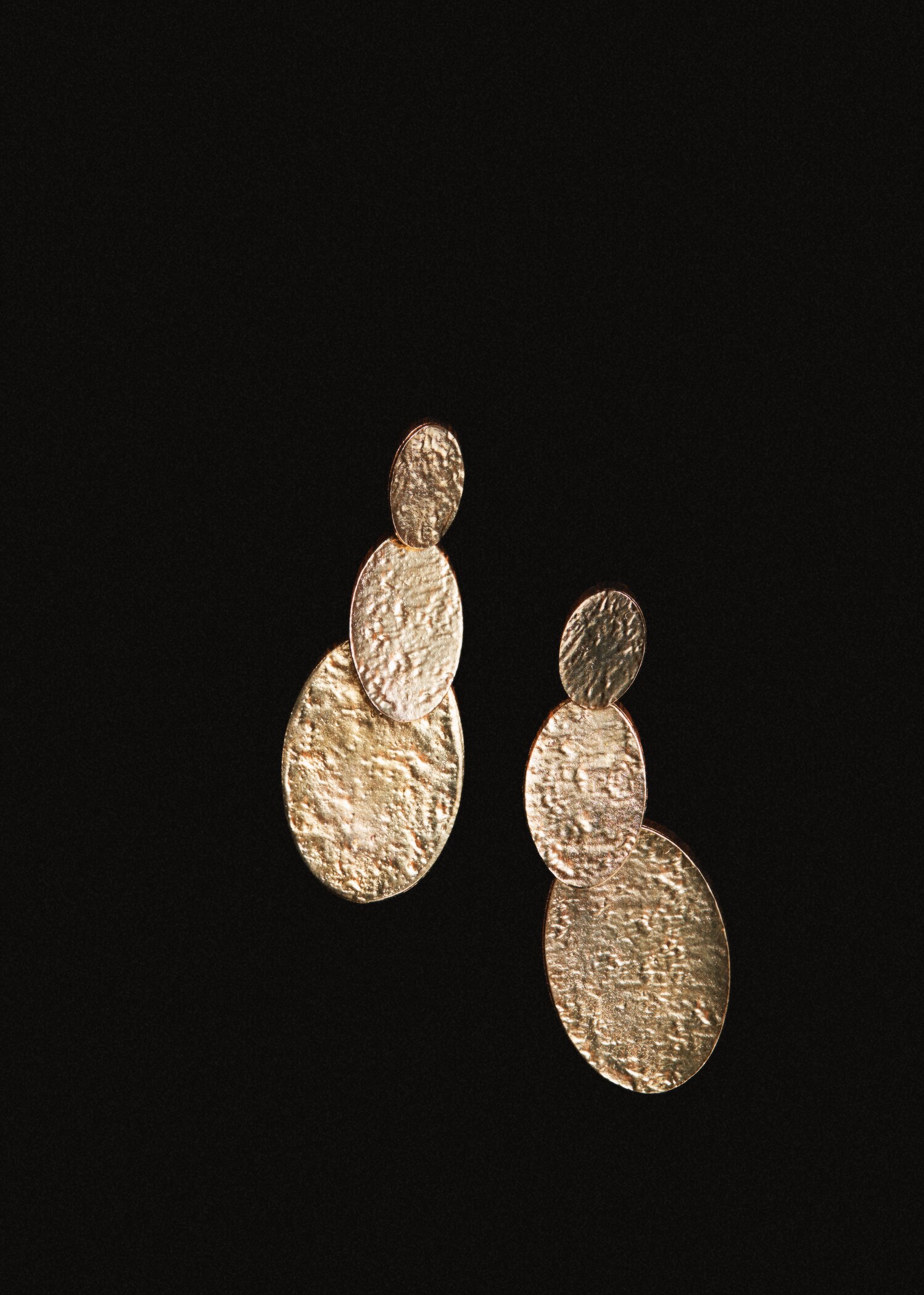 Boucles d'oreilles pendantes texturées - Plan général