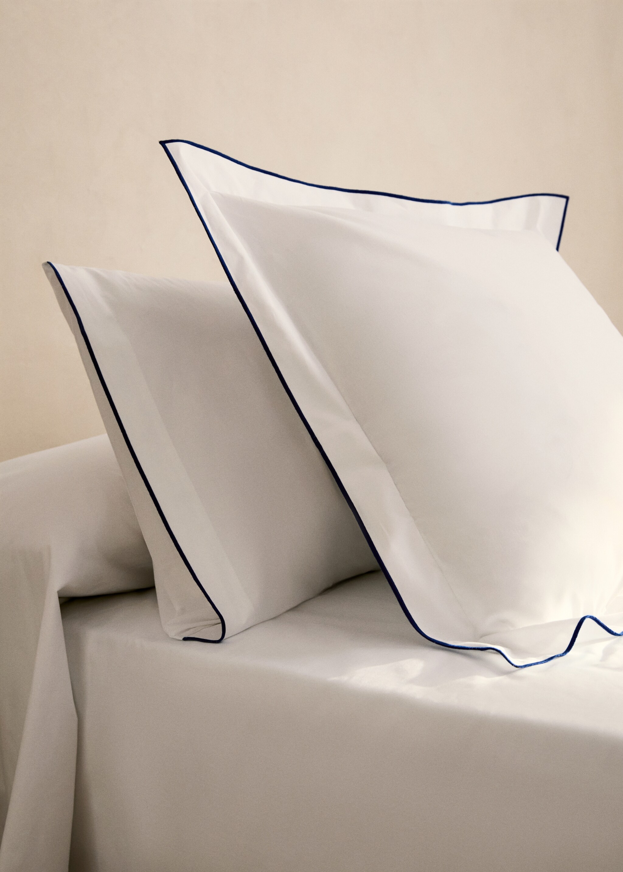 Two cotton percale pillowcases with contrasting overlock 60x60 cm - General plane