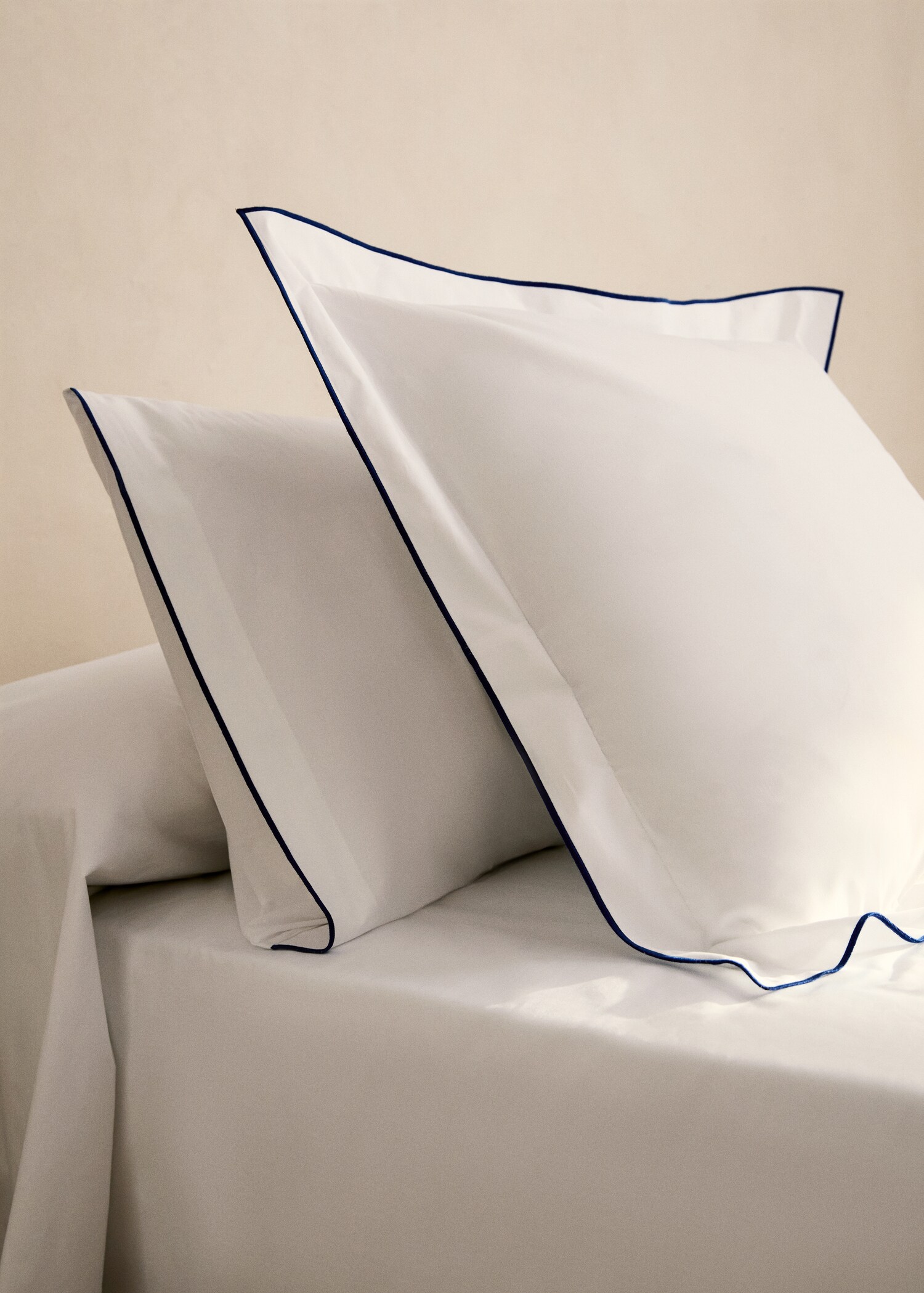 Two cotton percale pillowcases with contrasting overlock 60x60 cm - General plane