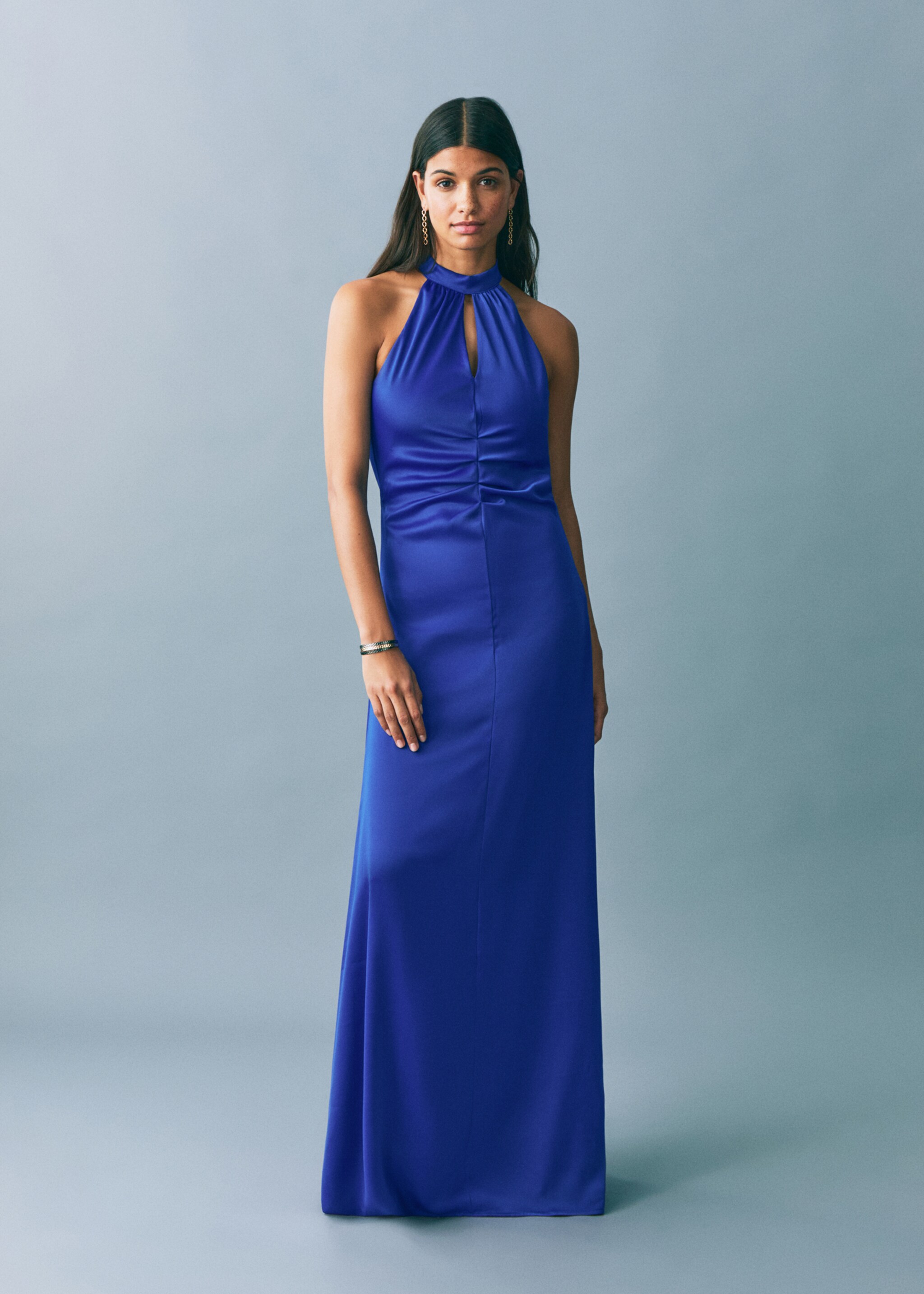 Vestido satinado cuello halter - Plano general