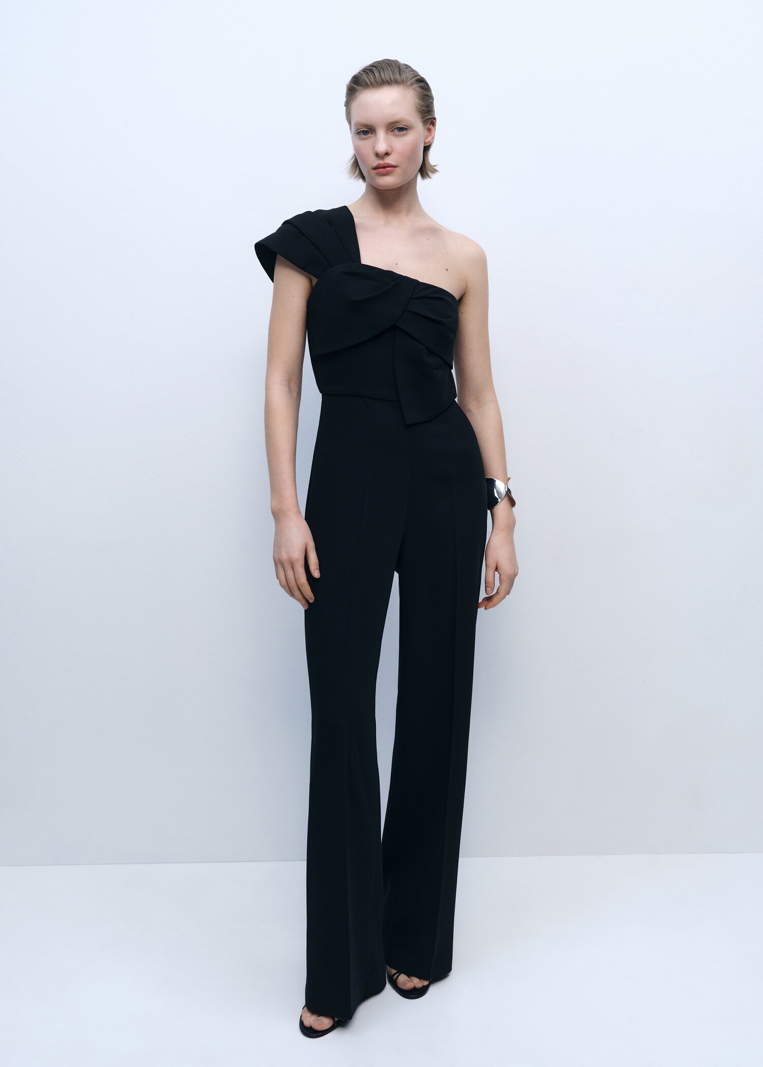 Lång jumpsuit med draperad urringning - Allmän bild