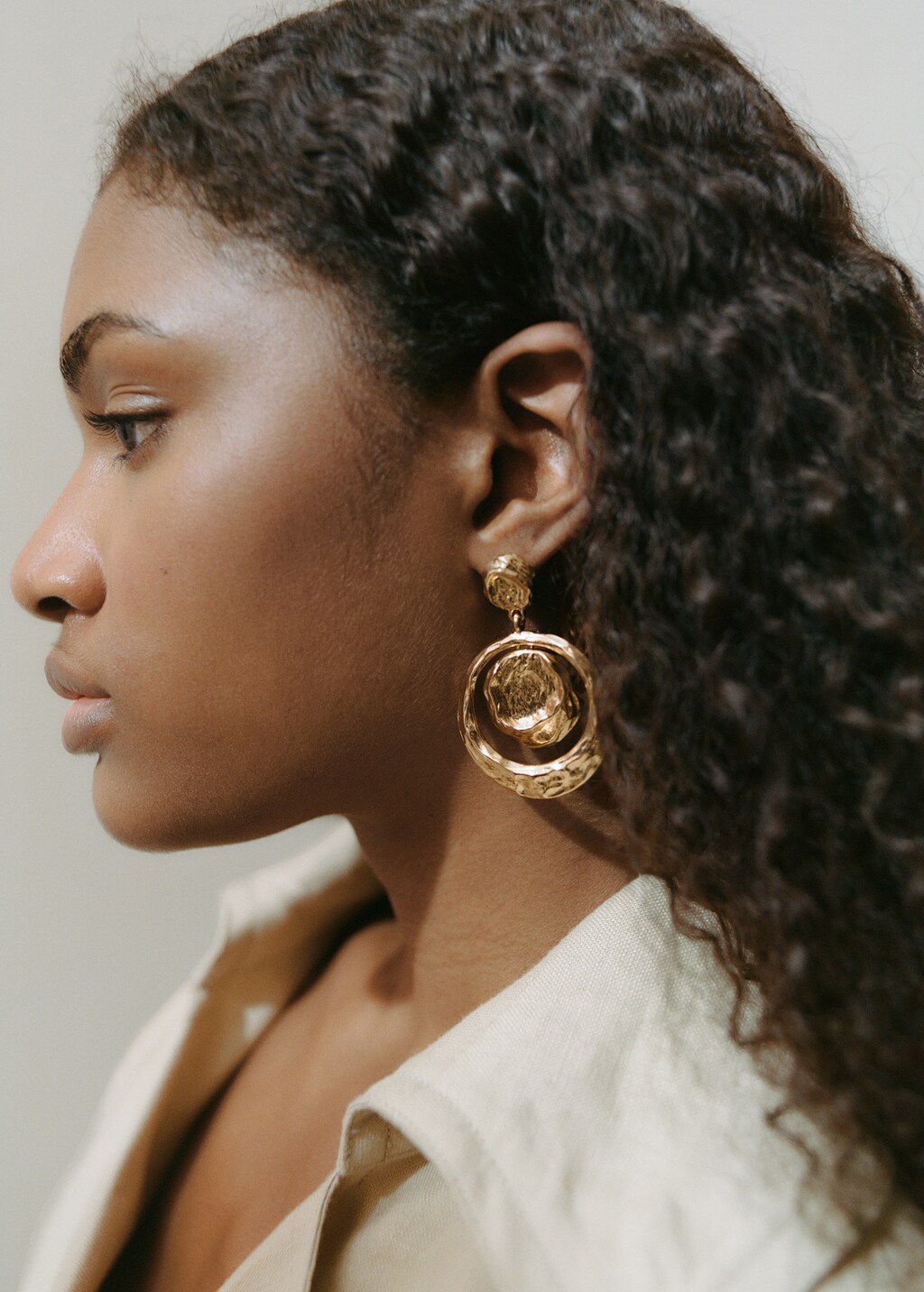Hanging earrings with circular design
