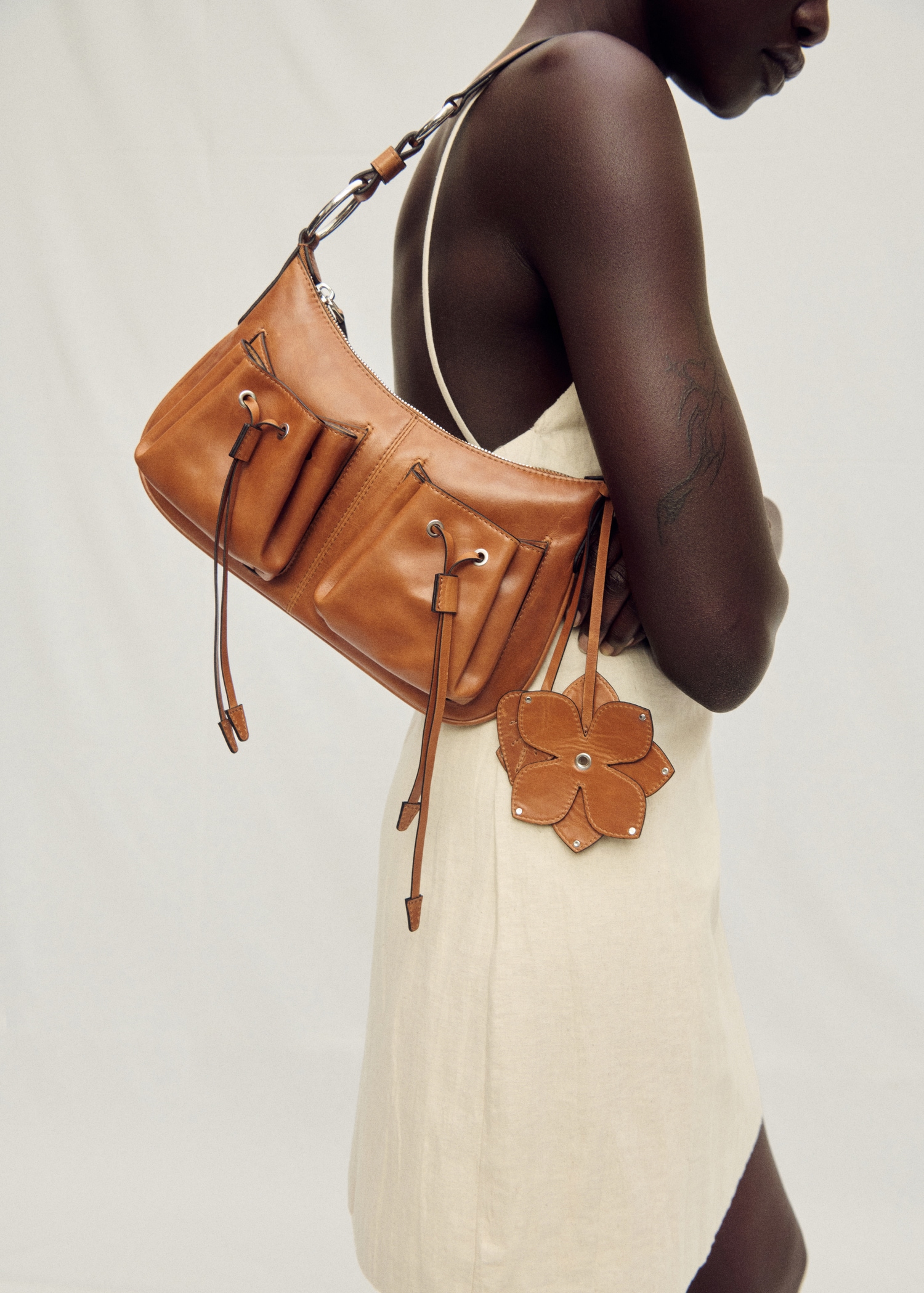 Leather shoulder bag with gathered pockets - General plane