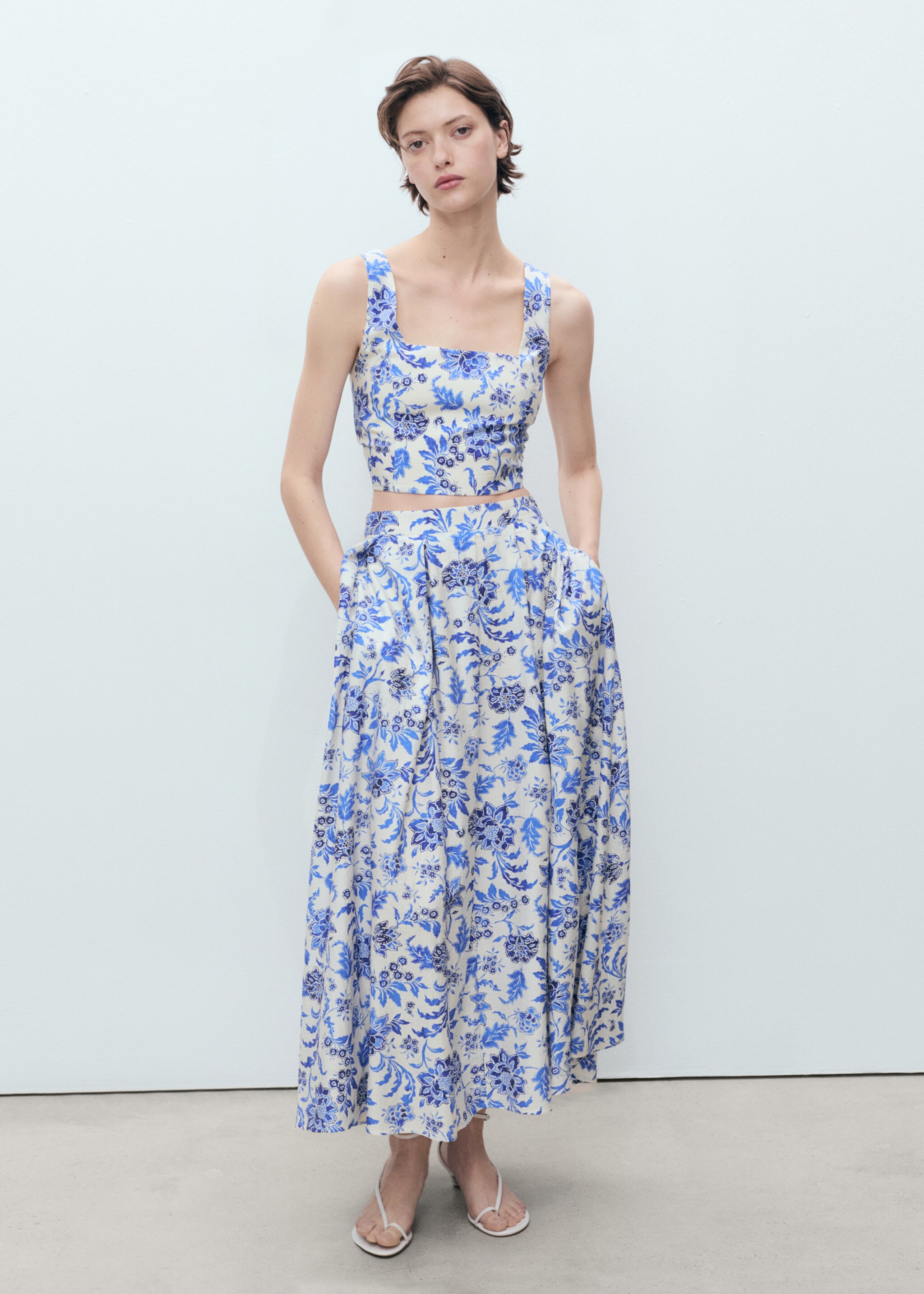 Floral crop top with low neckline - General plane