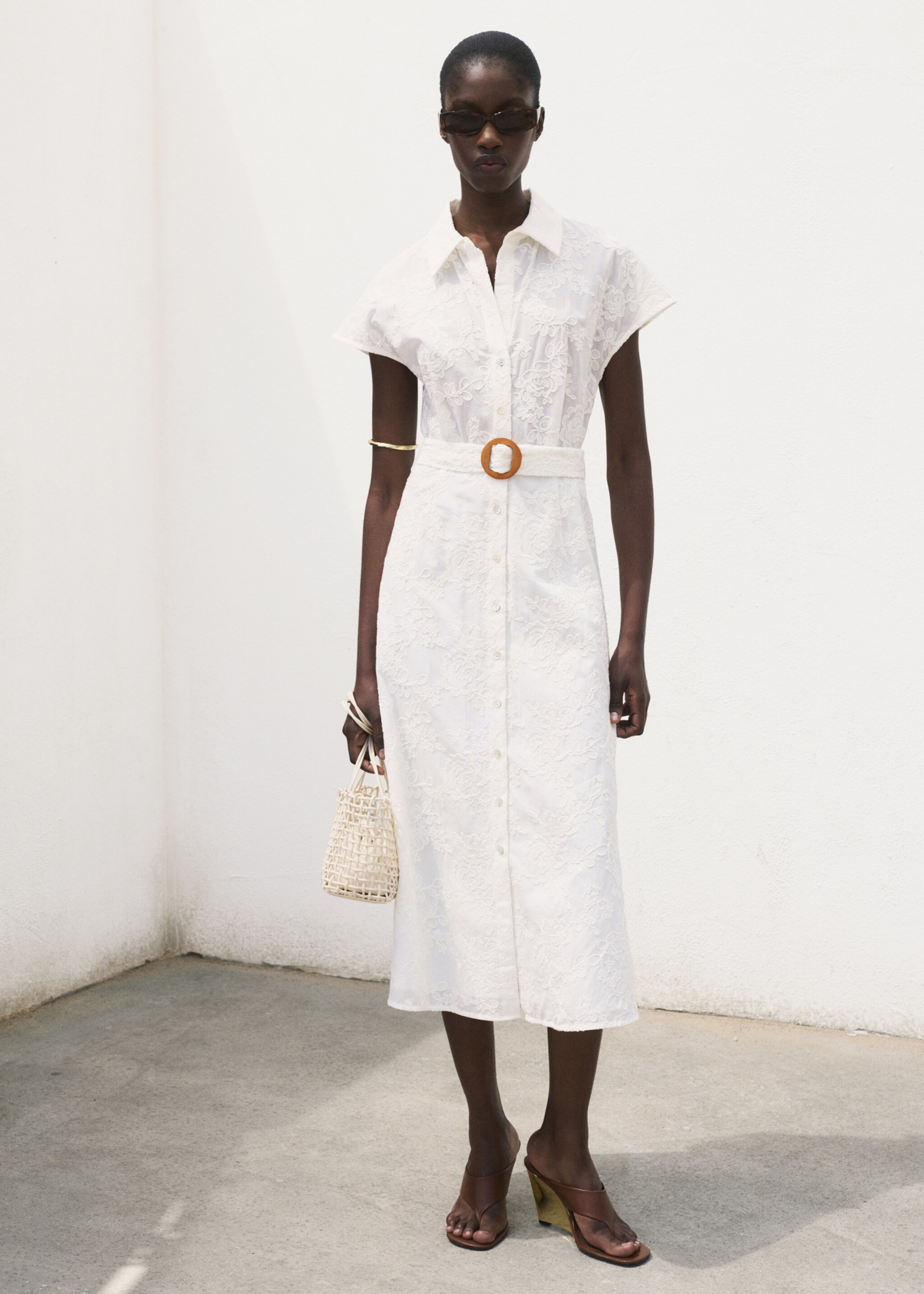 Robe-chemise brodée avec ceinture - Plan général