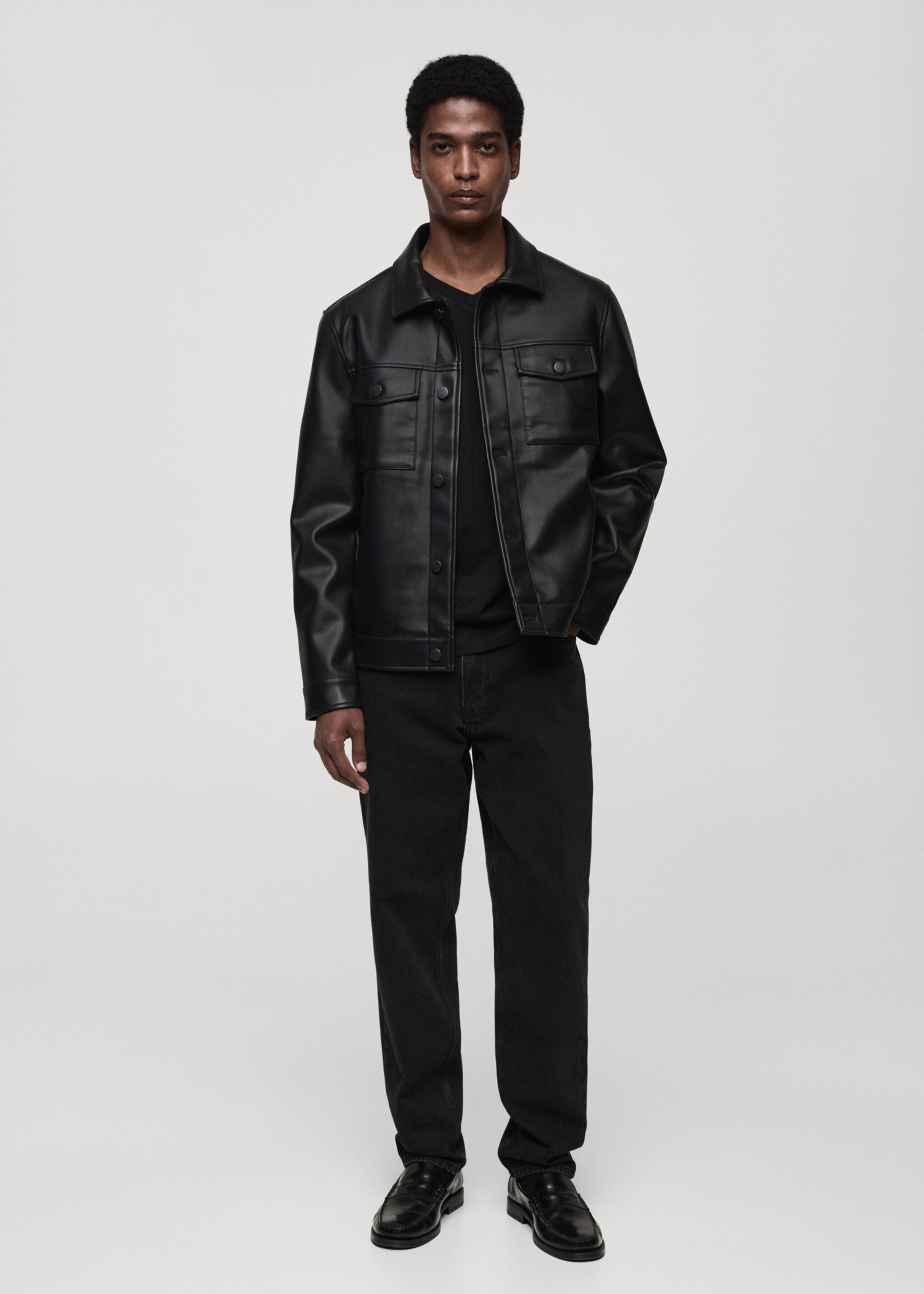Футболка slim fit с V-образной горловиной 100% хлопок - Общий план