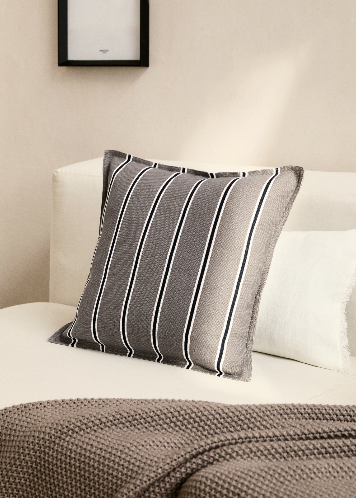 Fine-striped cushion cover with backstitch 45x45 cm - General plane