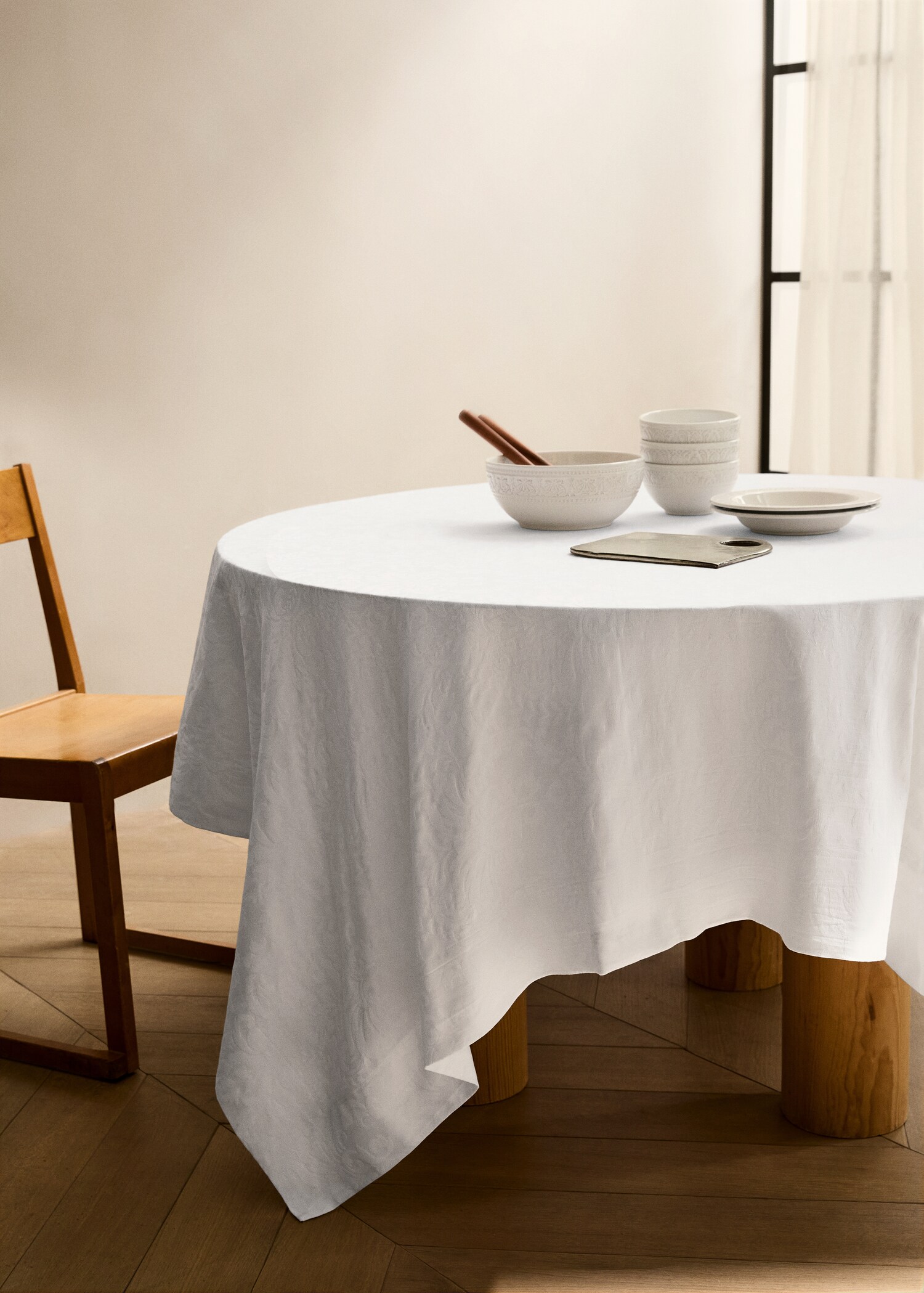 Round cotton jacquard floral tablecloth for 4 to 6 diners - General plane