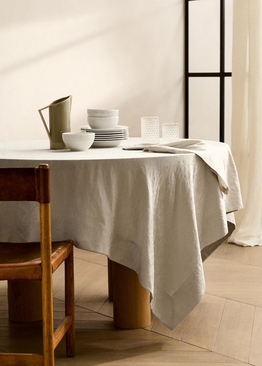 Round cotton jacquard floral tablecloth for 4 to 6 diners