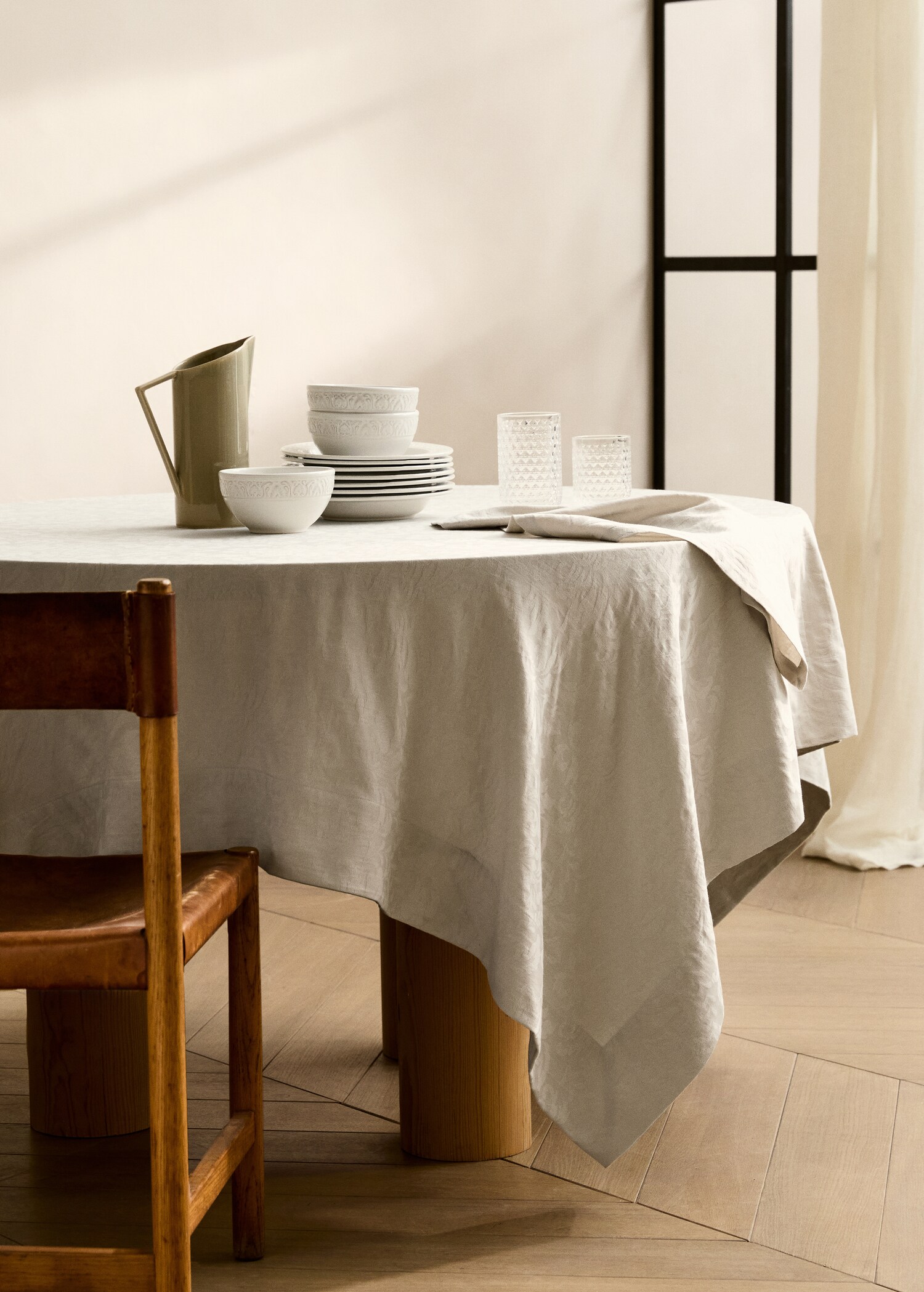 Round cotton jacquard floral tablecloth for 4 to 6 diners - General plane