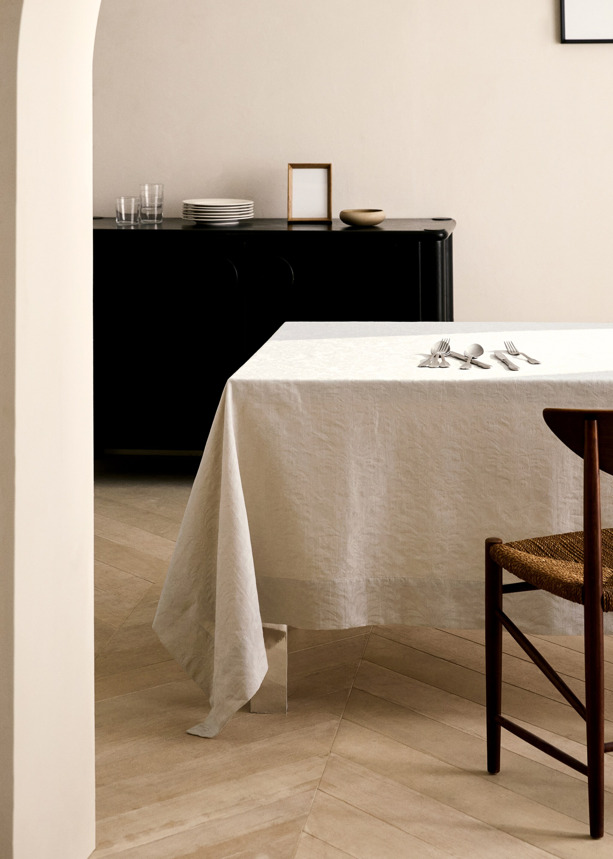 Floral jacquard cotton tablecloth for 6 to 8 diners - General plane