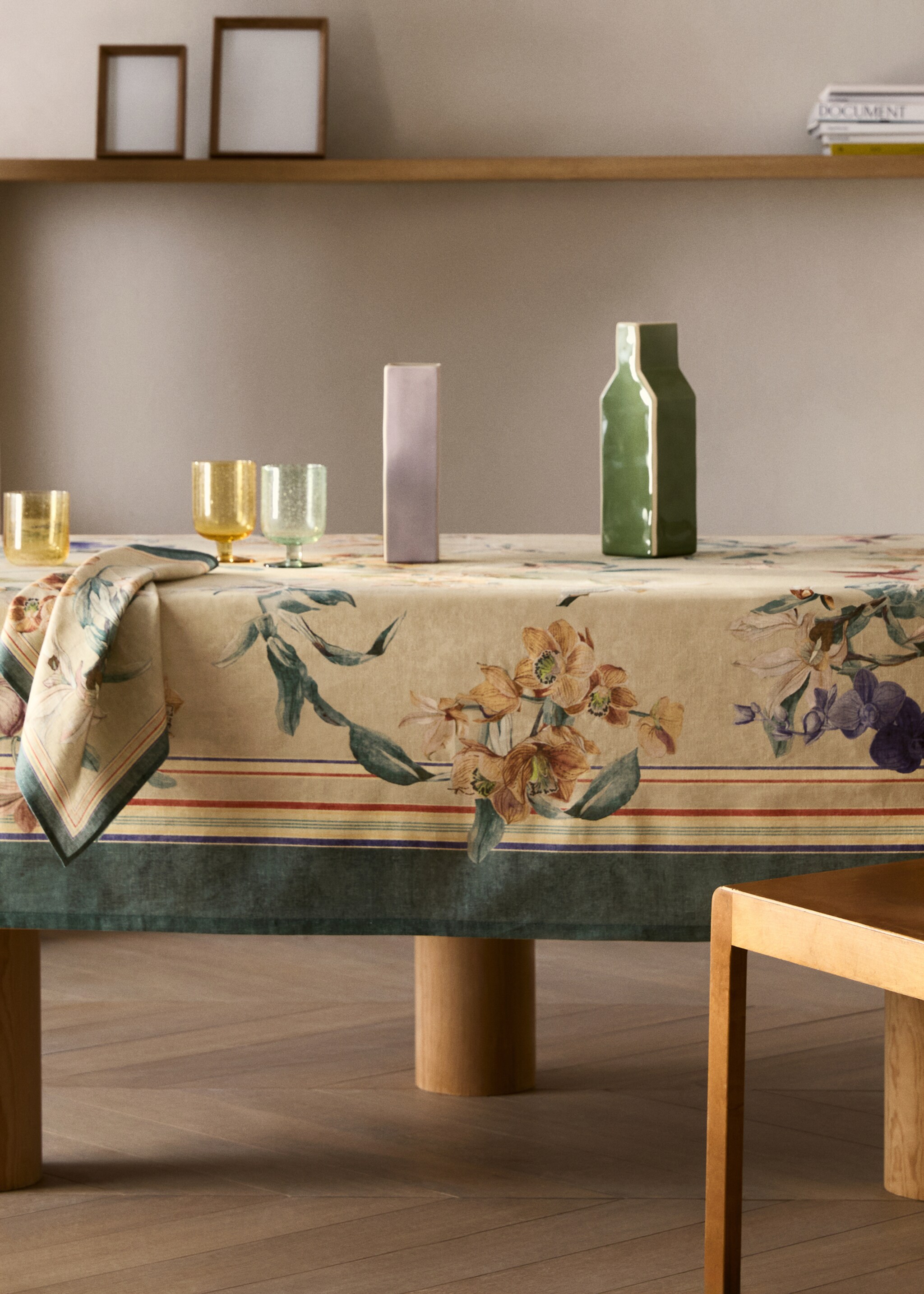 Cotton linen floral-print tablecloth for 6 to 8 diners - General plane