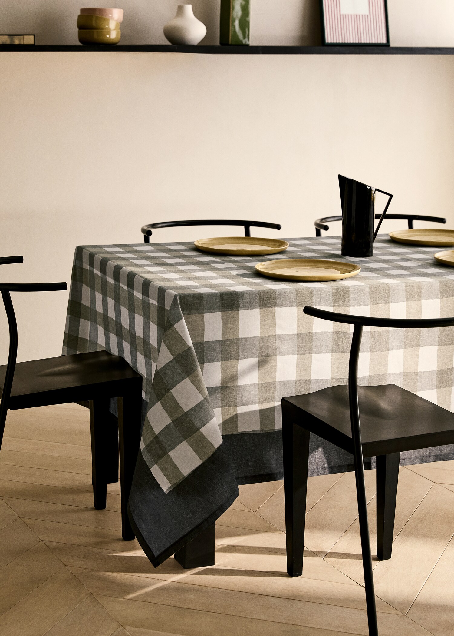 Round check-print cotton tablecloth for 6 to 8 diners - General plane