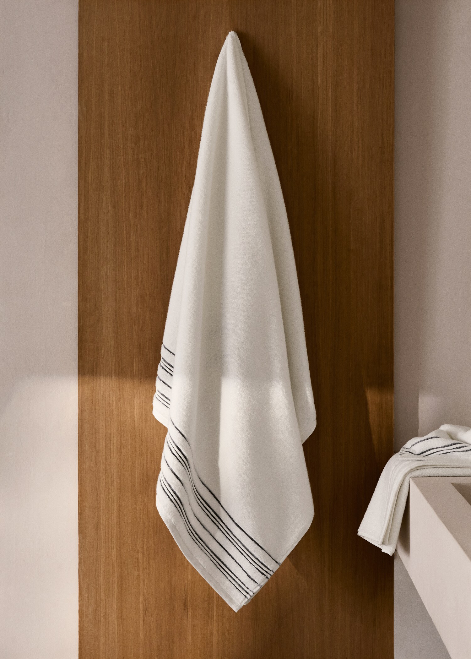 Bath towel with striped trim - General plane