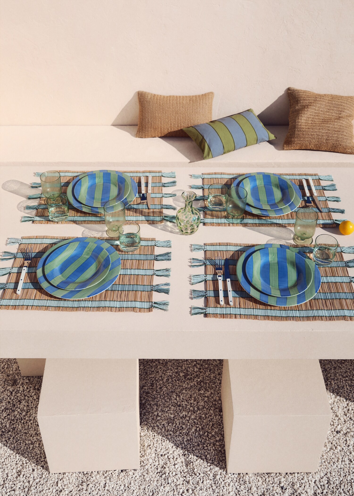 Striped raffia placemats - General plane
