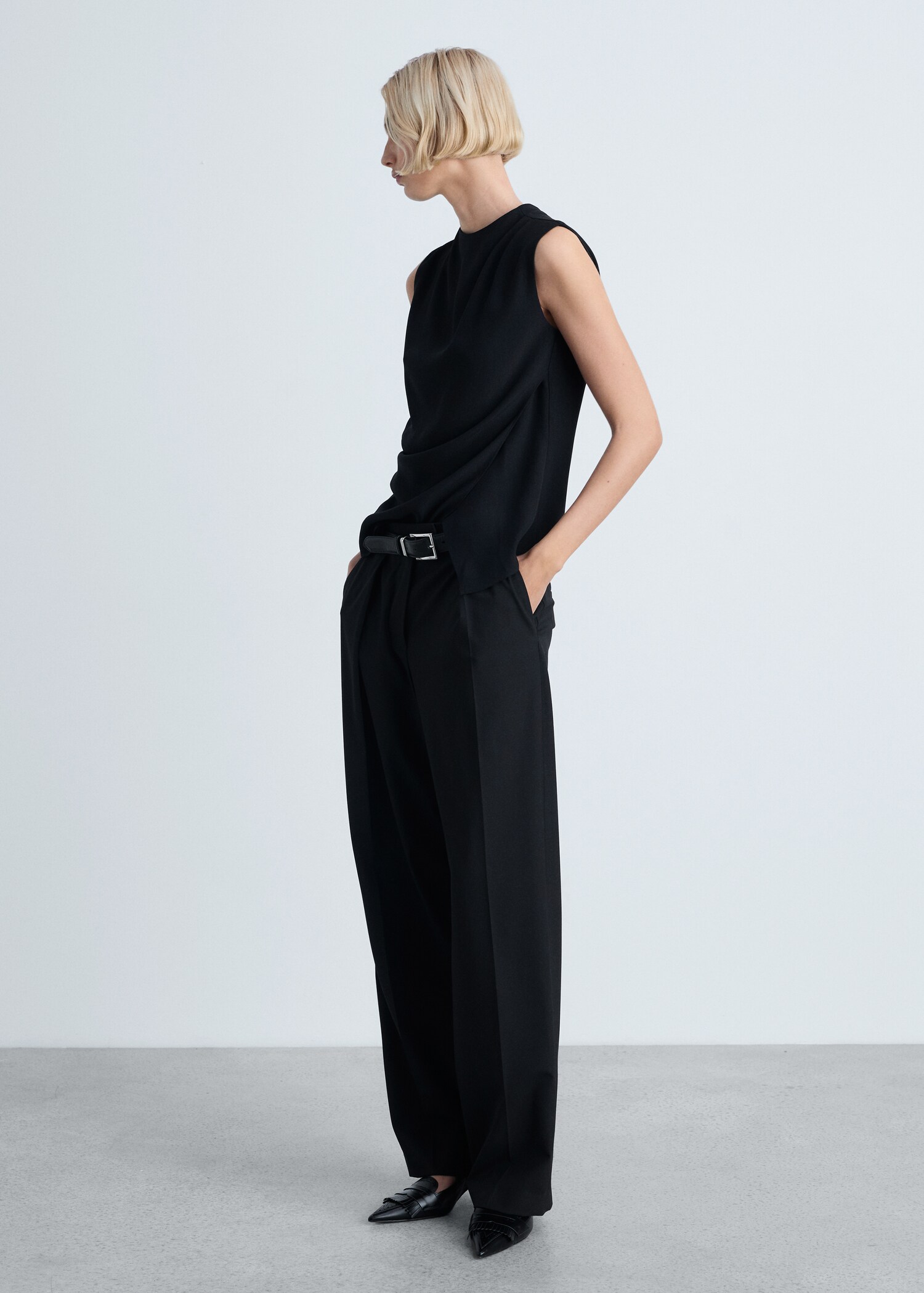 Sleeveless draped blouse - General plane