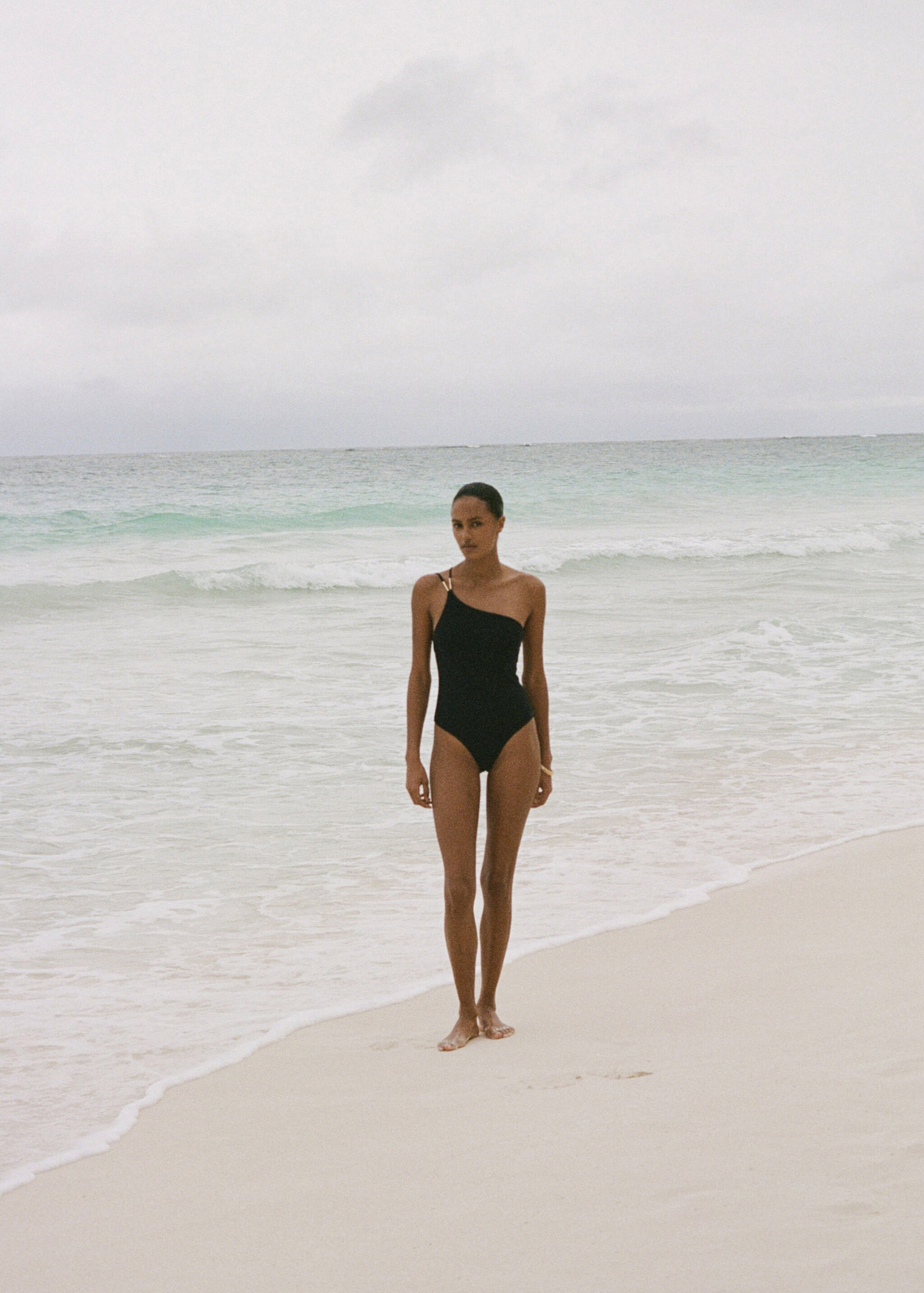 Maillot de bain asymétrique détail métallique - Plan général