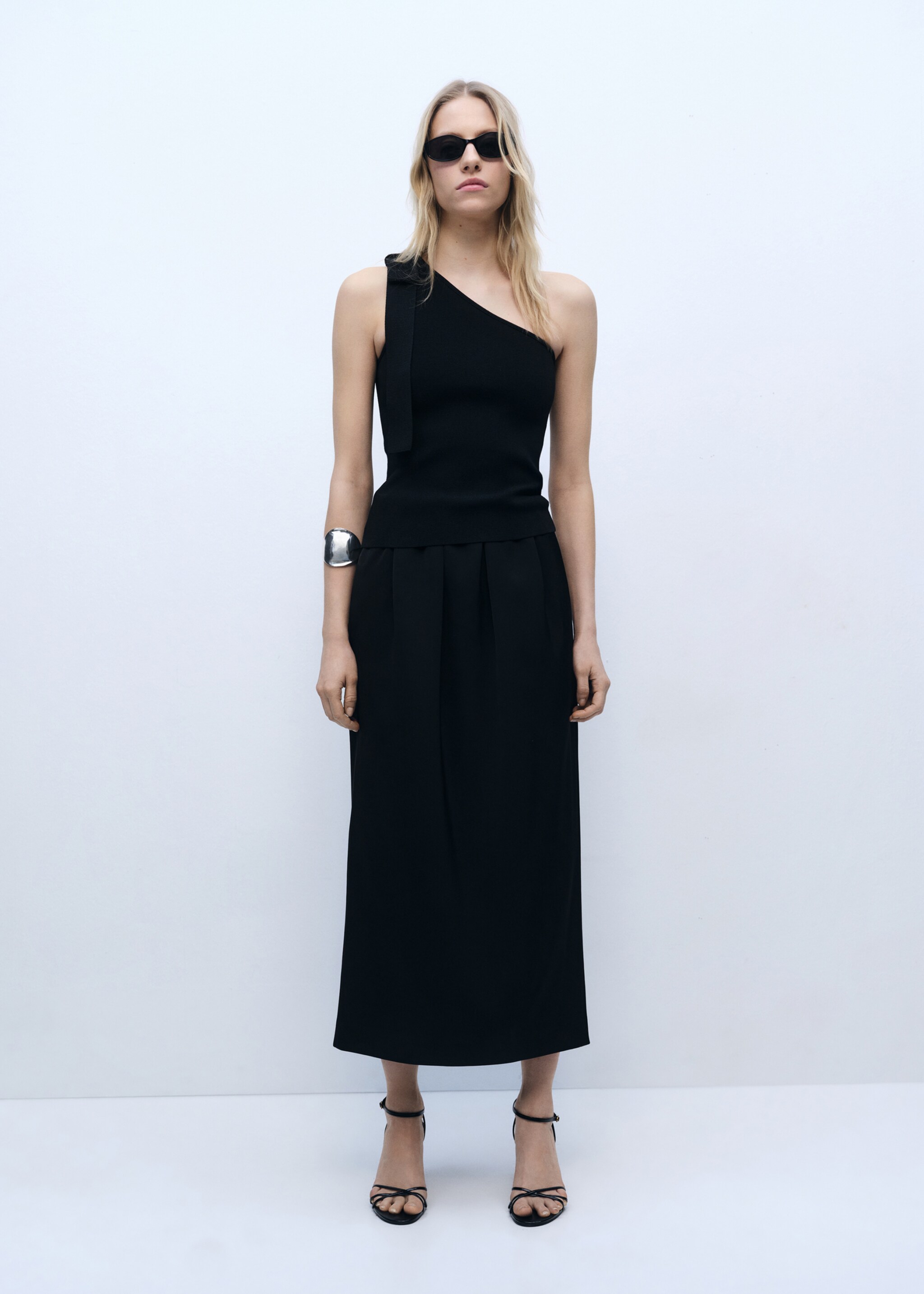 Asymmetrical knitted top with bow - General plane