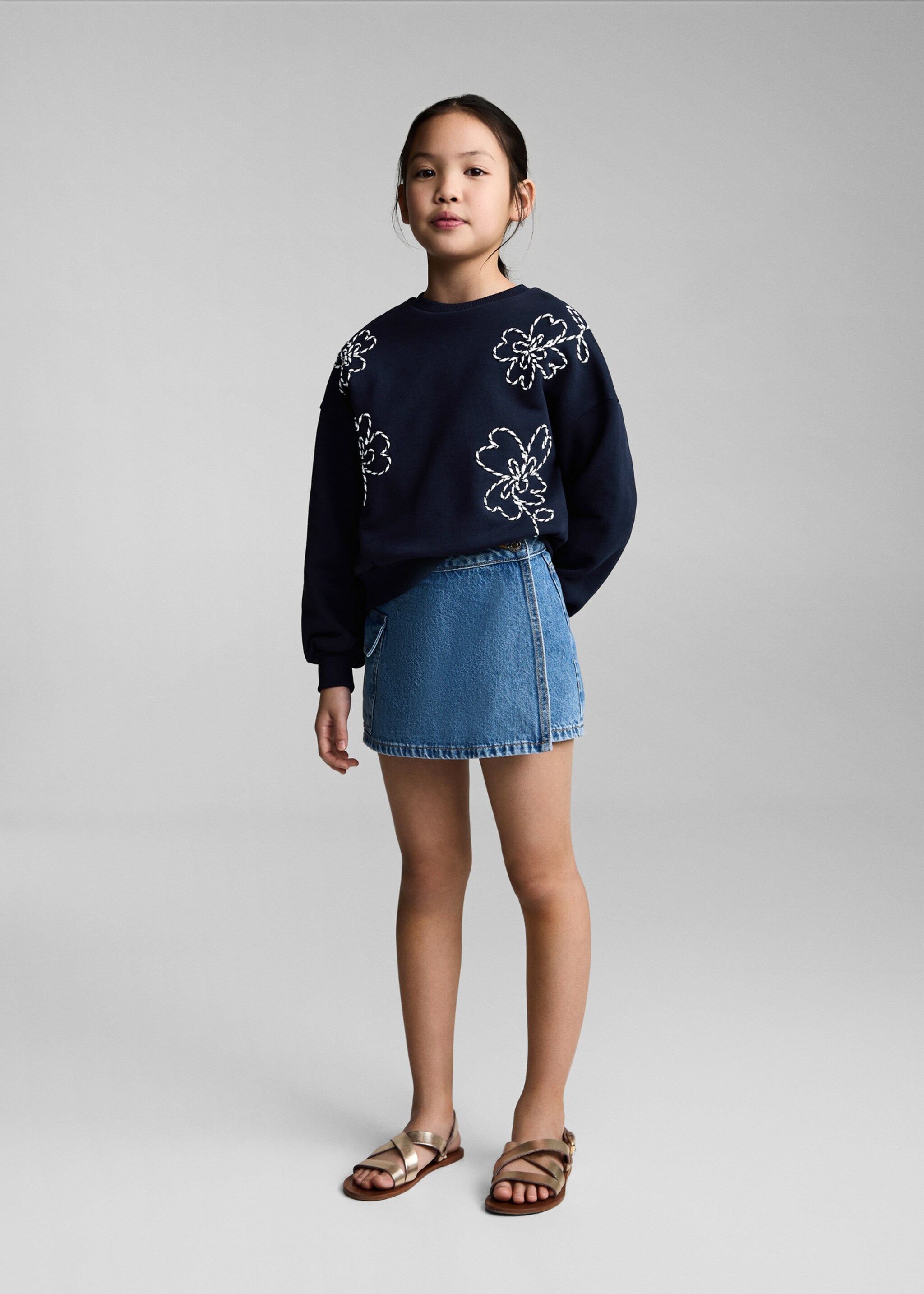 Sweatshirt bomull med broderade blommor - Allmän bild