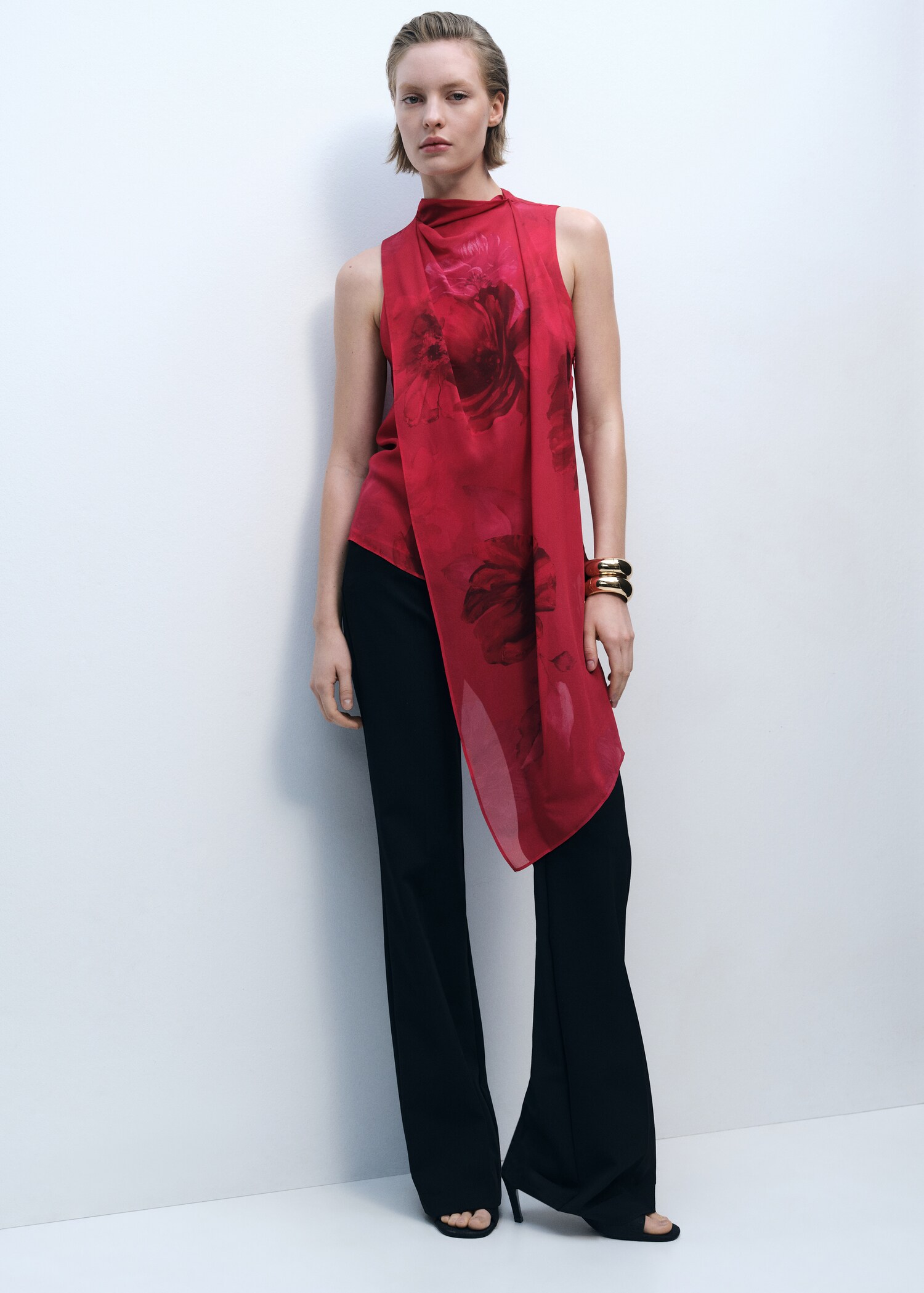 Blusa às flores com echarpe - Plano geral