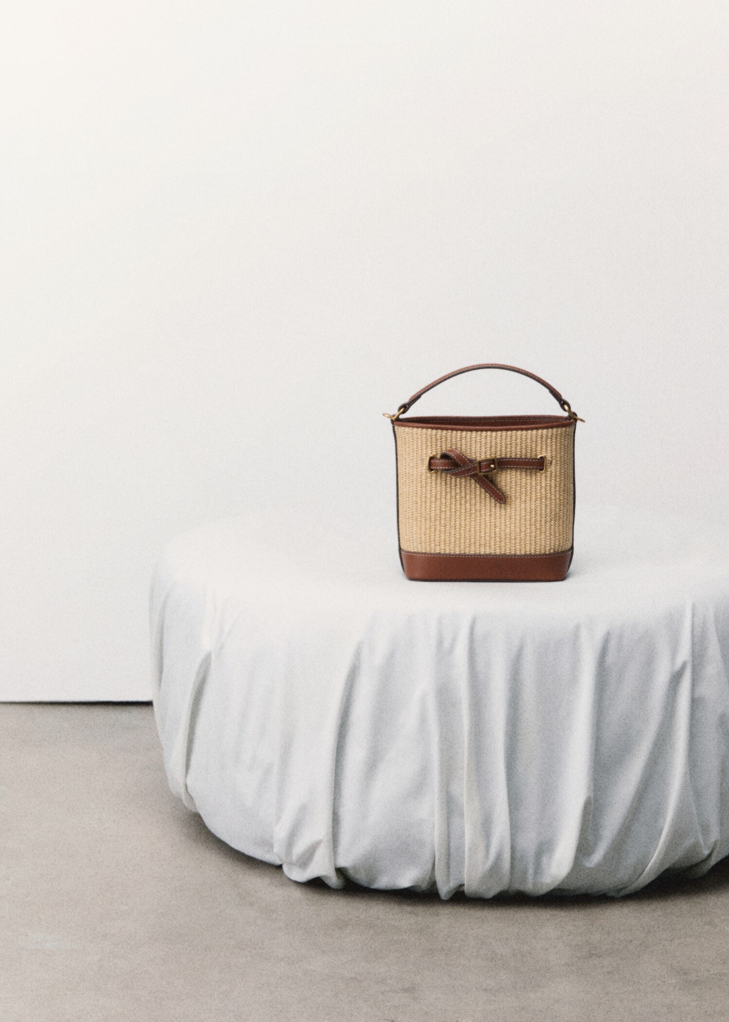 Raffia-effect bucket bag - General plane