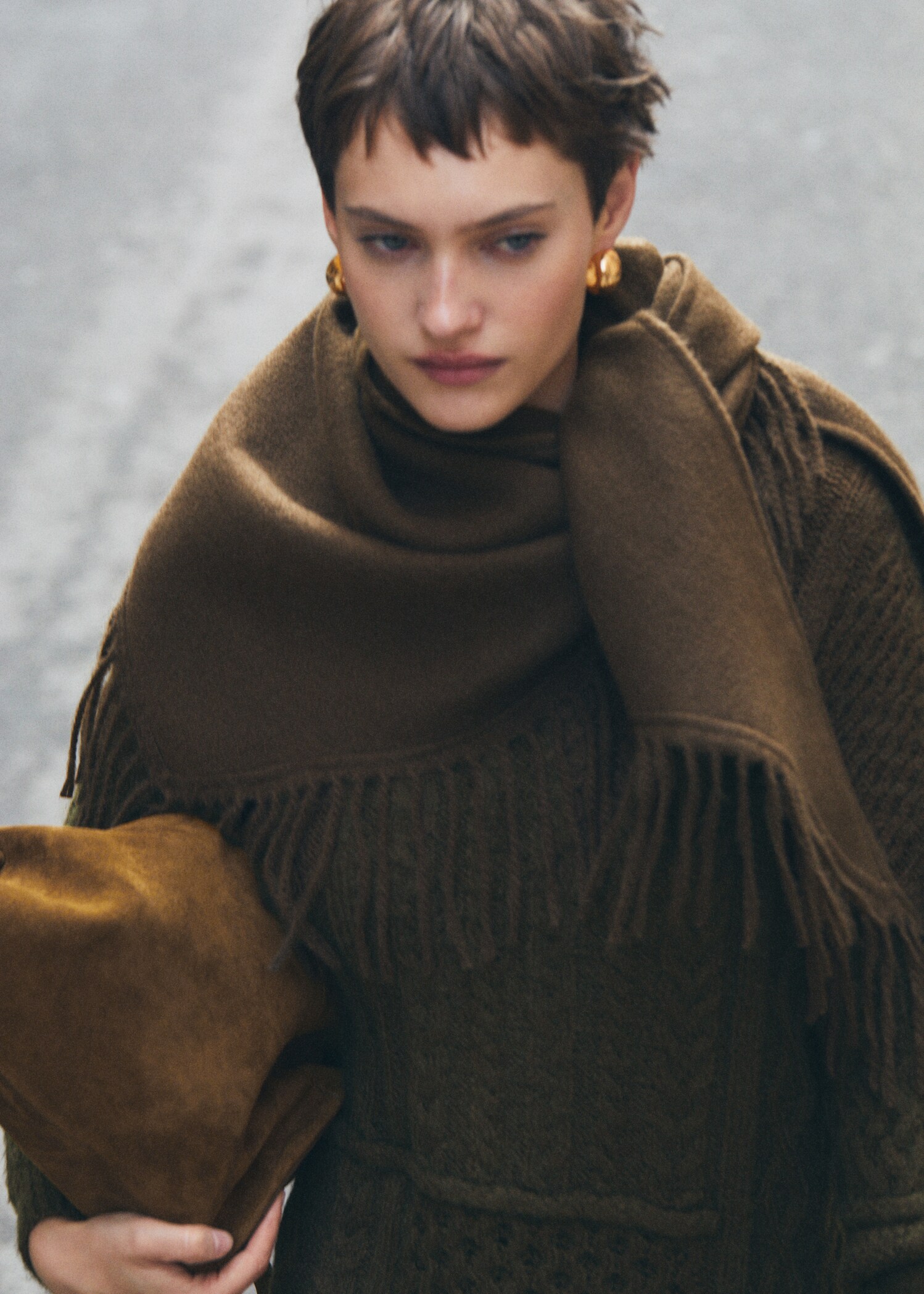Knitted shawl with fringed ends - General plane